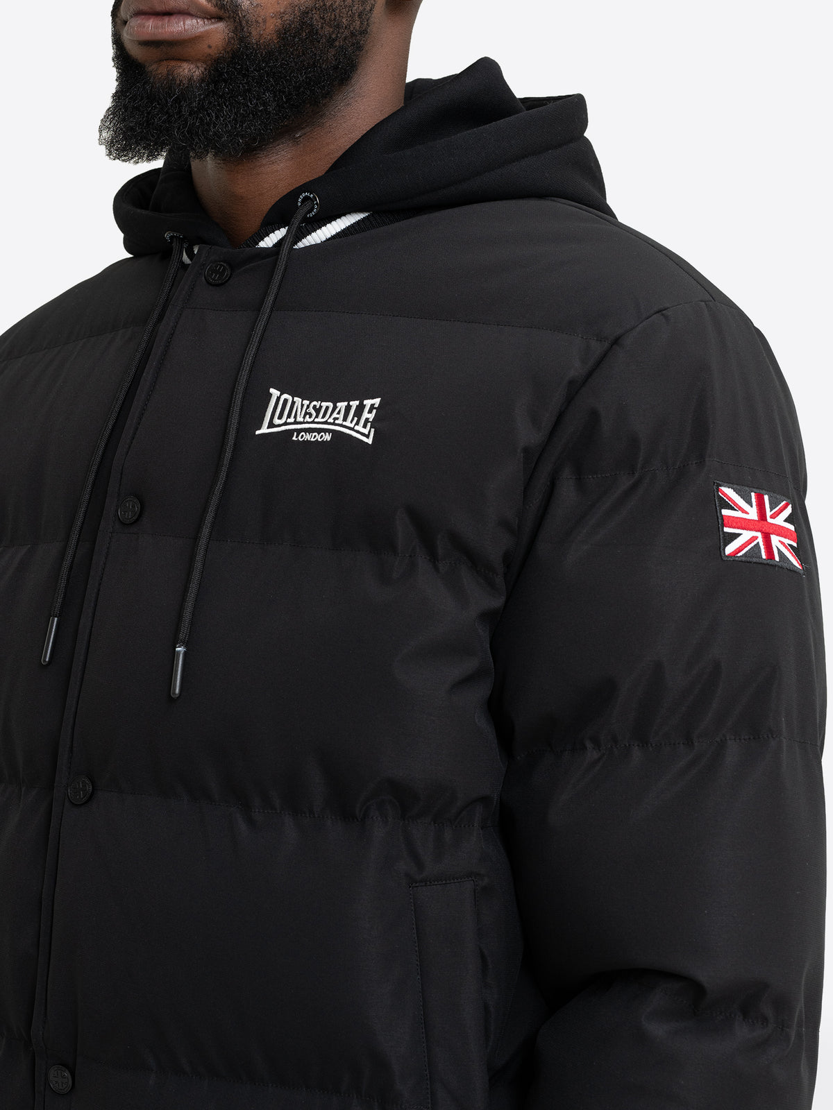 Detailansicht der Lonsdale Herrenjacke mit weissem Brust-Logo und Union-Jack-Flagge auf dem Ärmel.