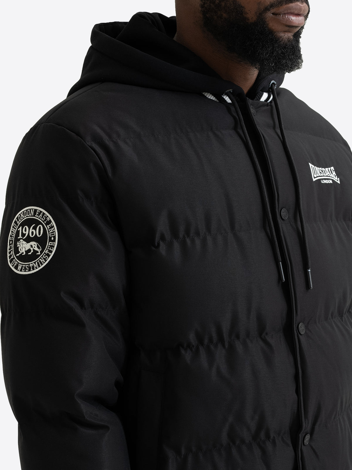 Detailansicht der Lonsdale Herrenjacke mit rundem 1960 Logo-Patch auf dem rechten Ärmel.