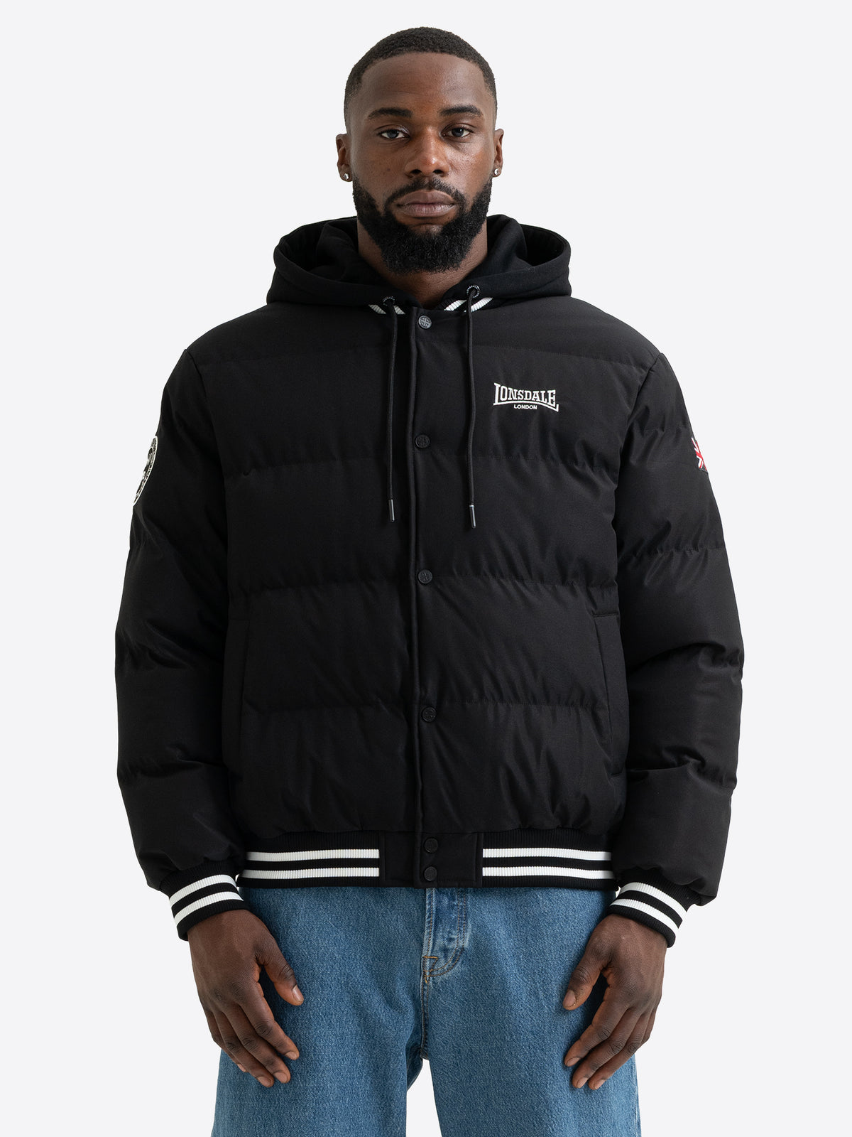 Schwarze Lonsdale Herren-Winterjacke mit grauer Fleece-Kapuze und sportlich gestreiften Bündchen.