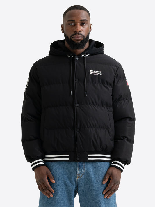 Schwarze Lonsdale Herren-Winterjacke mit grauer Fleece-Kapuze und sportlich gestreiften Bündchen.