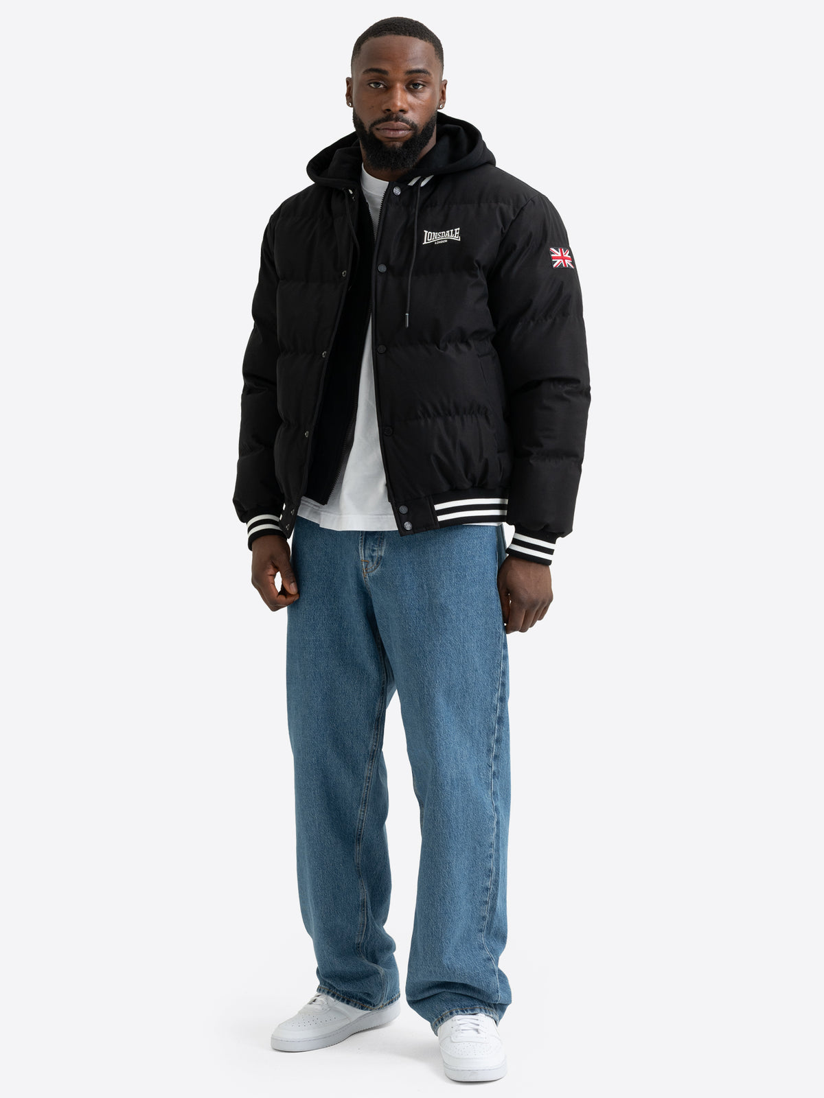 Schwarze Lonsdale Herren-Winterjacke mit grauer Fleece-Kapuze und sportlich gestreiften Bündchen.