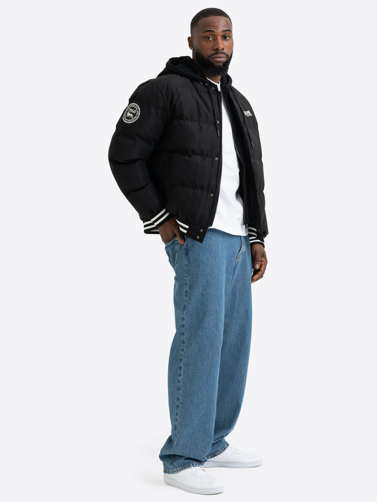 Schwarze Lonsdale Herren-Winterjacke mit grauer Fleece-Kapuze und sportlich gestreiften Bündchen.