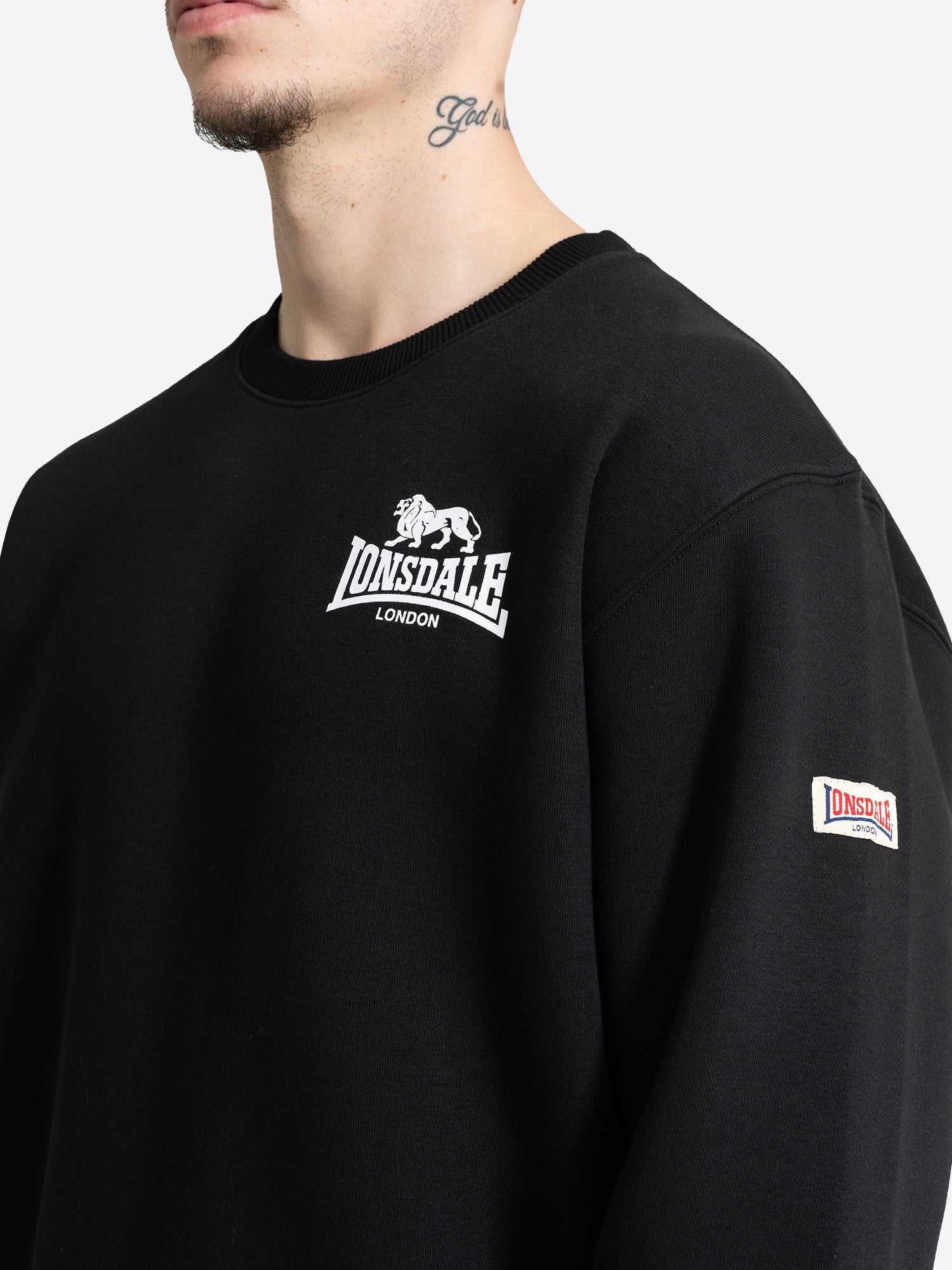 Sweatshirt mit klassischem Rundhalsausschnitt und kleinem weissen Logo-Print auf der linken Brust.