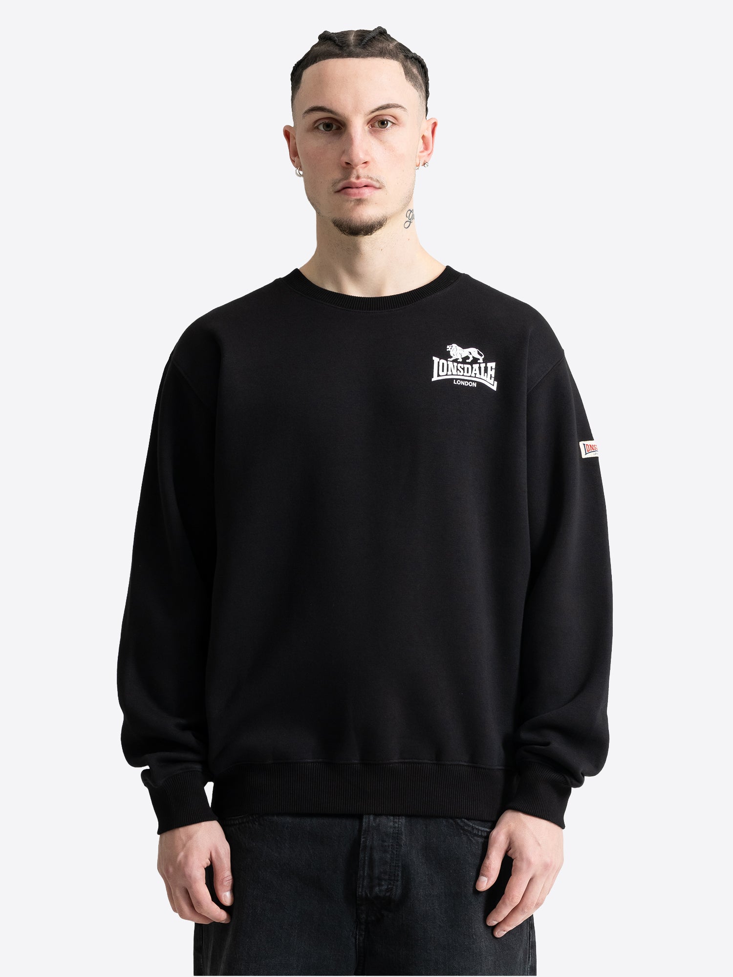 Schwarzes Lonsdale Herren-Sweatshirt mit klassischem Rundhalsausschnitt und kleinem weissen Logo-Print auf der linken Brust.
