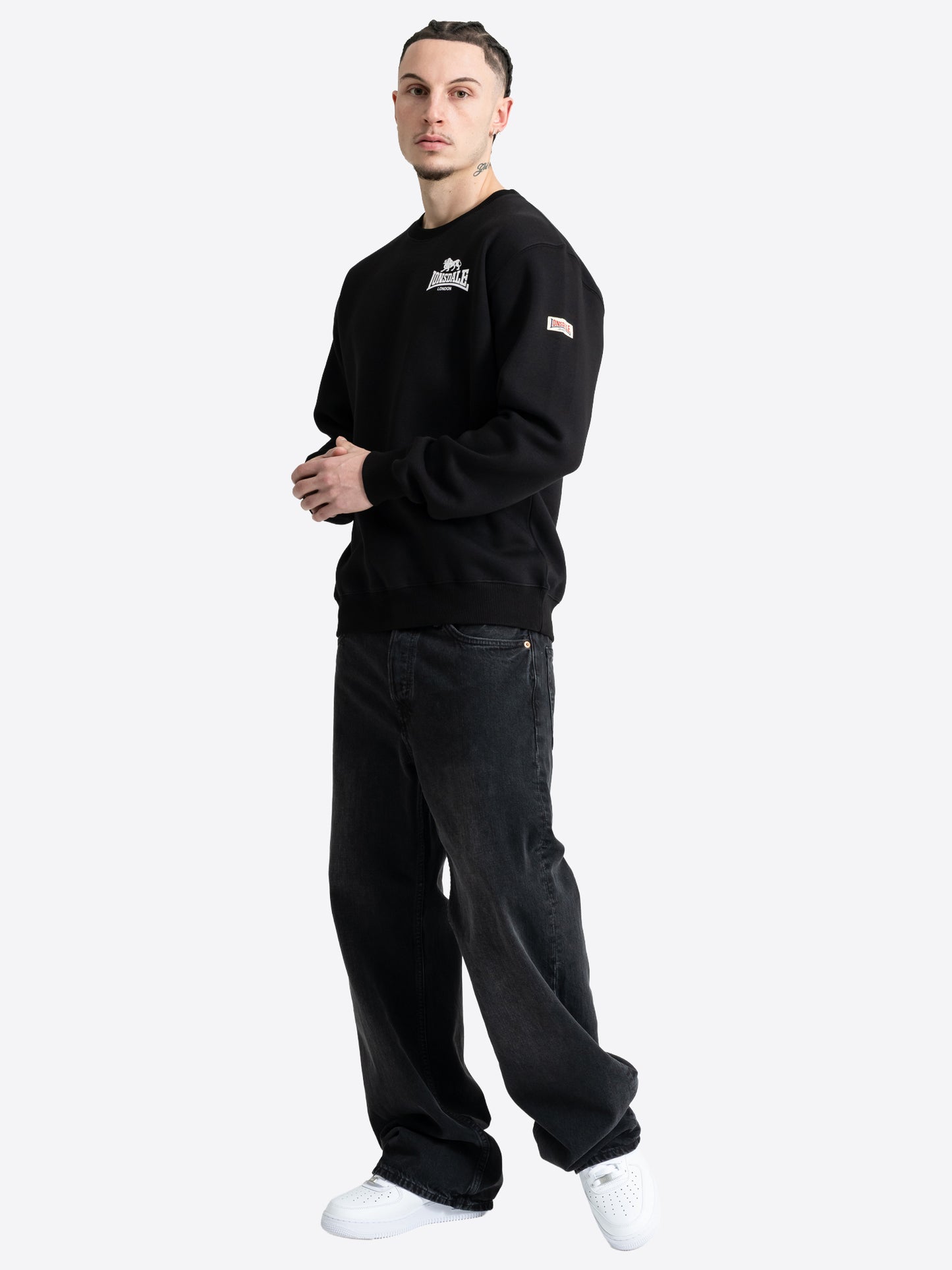 Sweatshirt mit klassischem Rundhalsausschnitt und kleinem weissen Logo-Print auf der linken Brust.