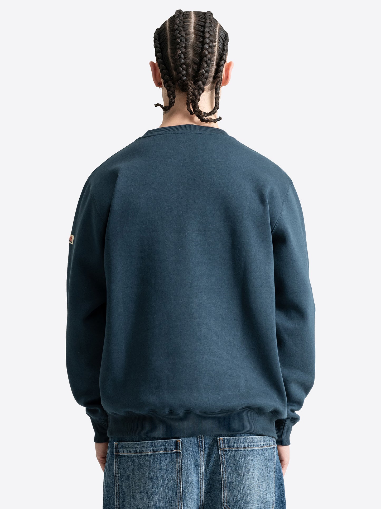 Rückseite vom blauen Lonsdale Herren-Rundhalspullover mit elastischen Rippbündchen an Ärmeln und Saum.