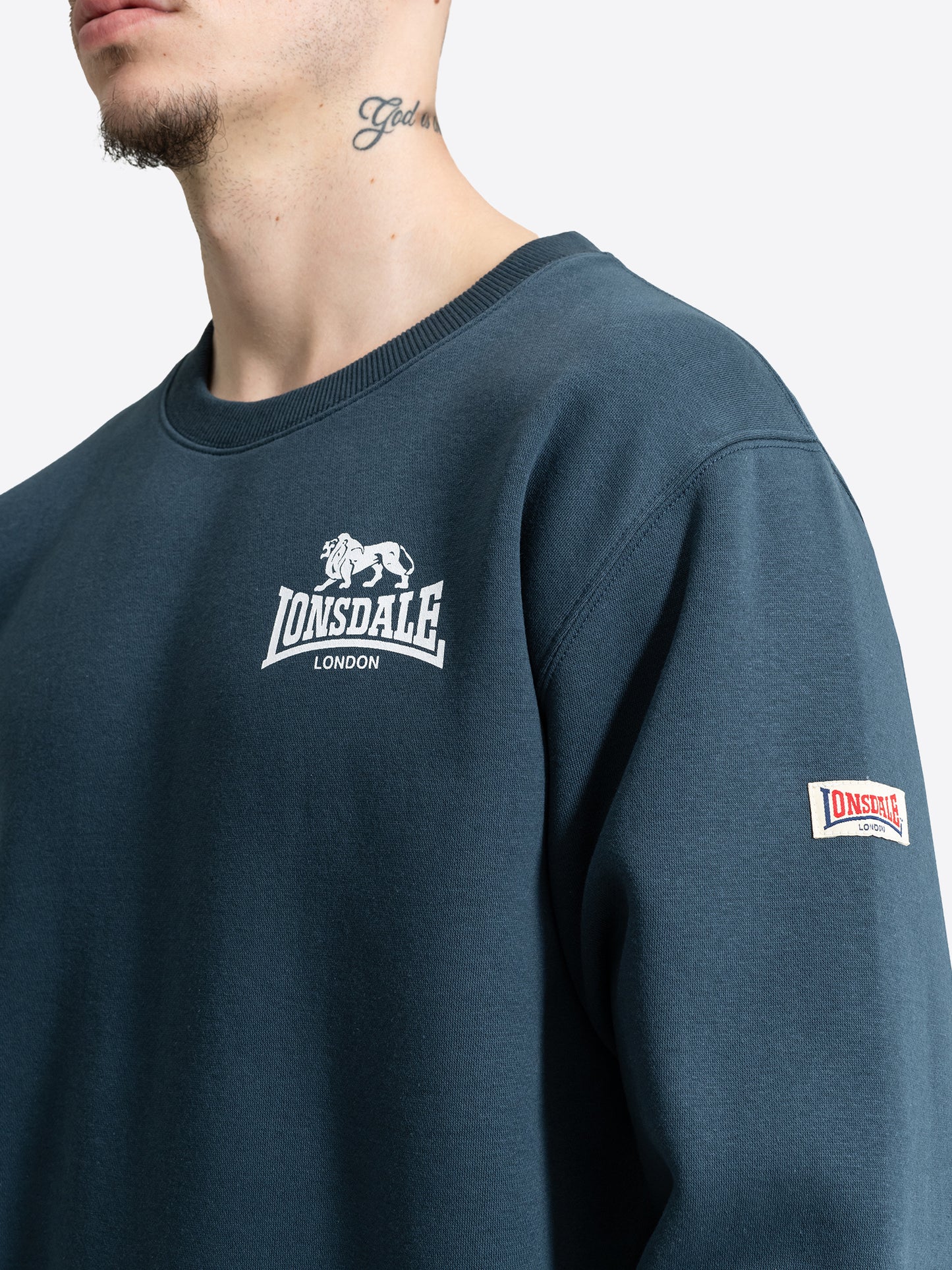 Blaues Lonsdale Herren-Sweatshirt mit Rundhalsausschnitt und kleinem weissem Logo-Print auf der linken Brust.