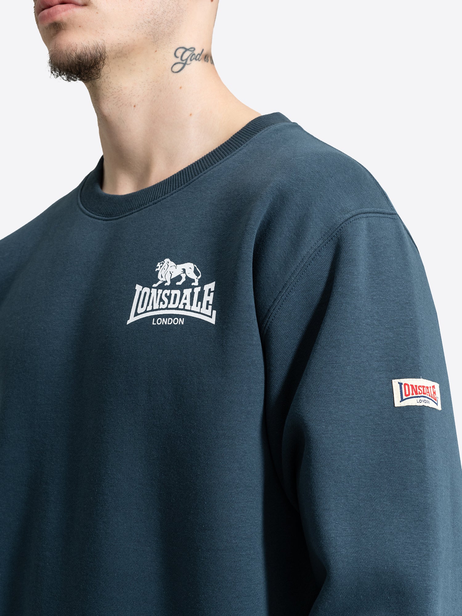 Blaues Lonsdale Herren-Sweatshirt mit Rundhalsausschnitt und kleinem weissem Logo-Print auf der linken Brust.