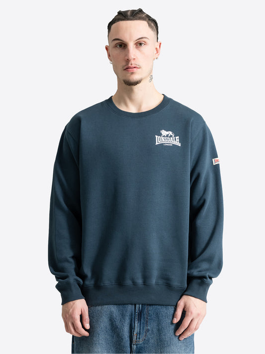 Blaues Lonsdale Herren-Sweatshirt mit Rundhalsausschnitt und kleinem weissem Logo-Print auf der linken Brust.