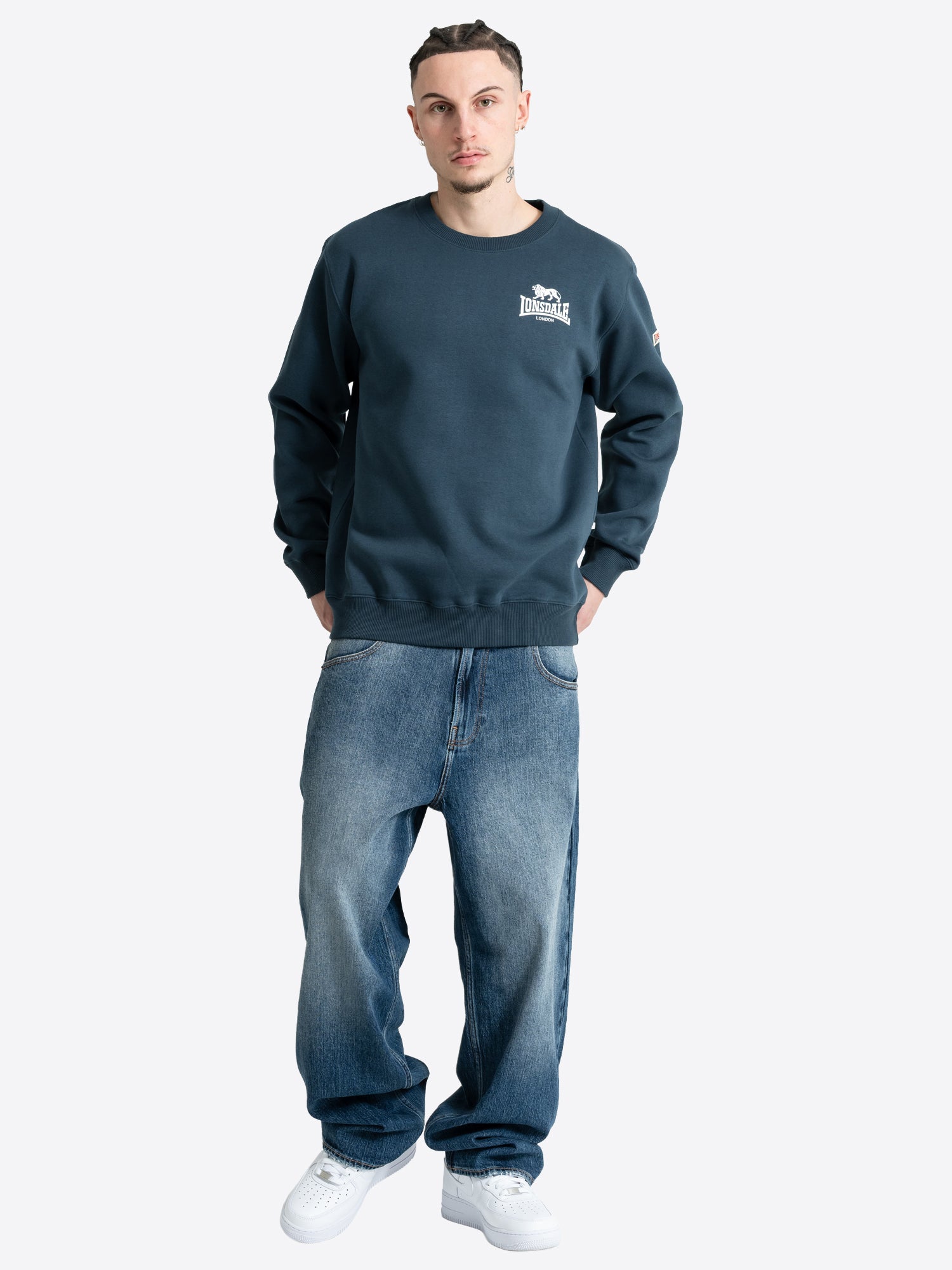 Blaues Lonsdale Herren-Sweatshirt mit Rundhalsausschnitt und kleinem weissem Logo-Print auf der linken Brust.