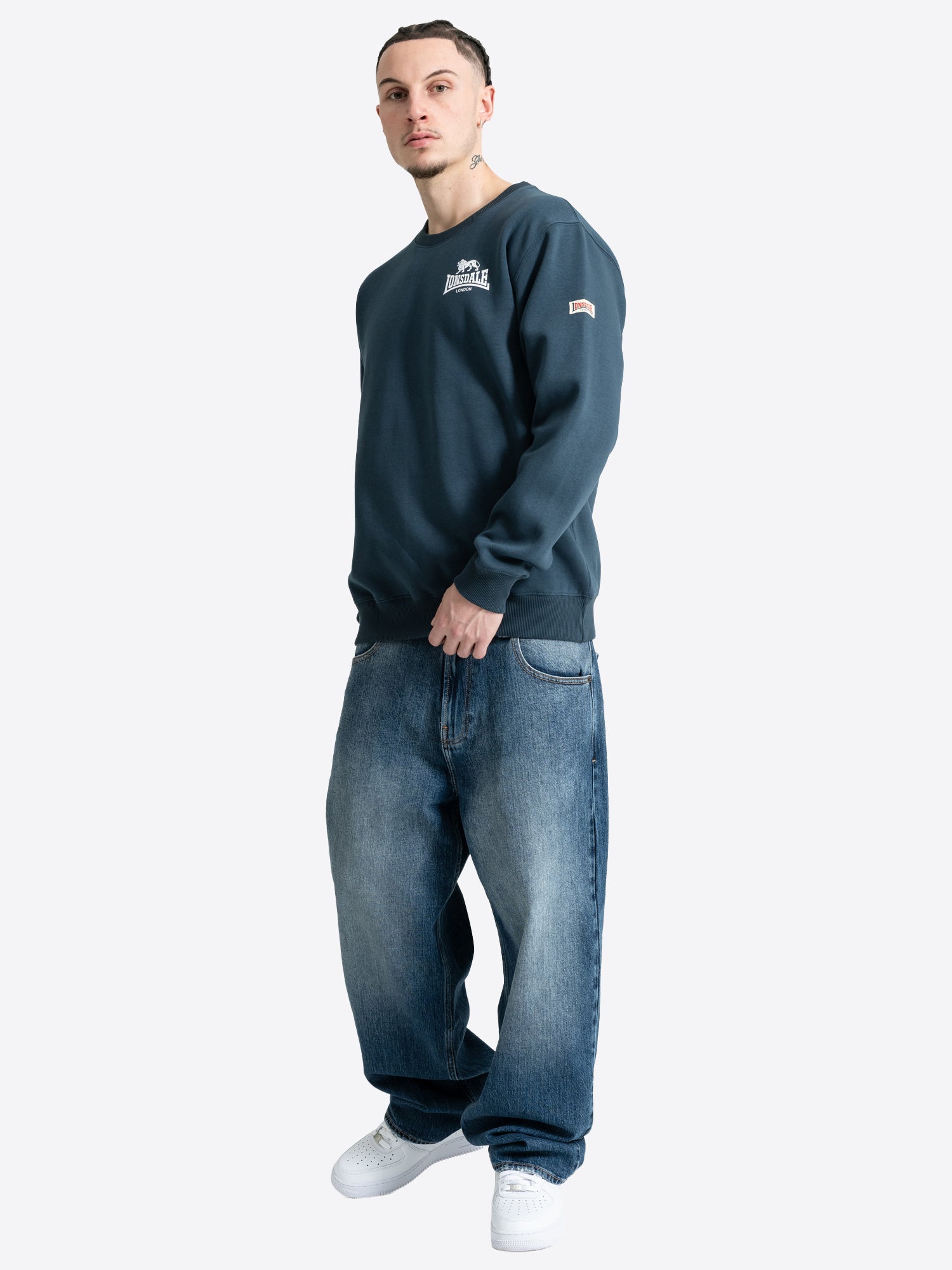 Blaues Lonsdale Herren-Sweatshirt mit Rundhalsausschnitt und kleinem weissem Logo-Print auf der linken Brust.