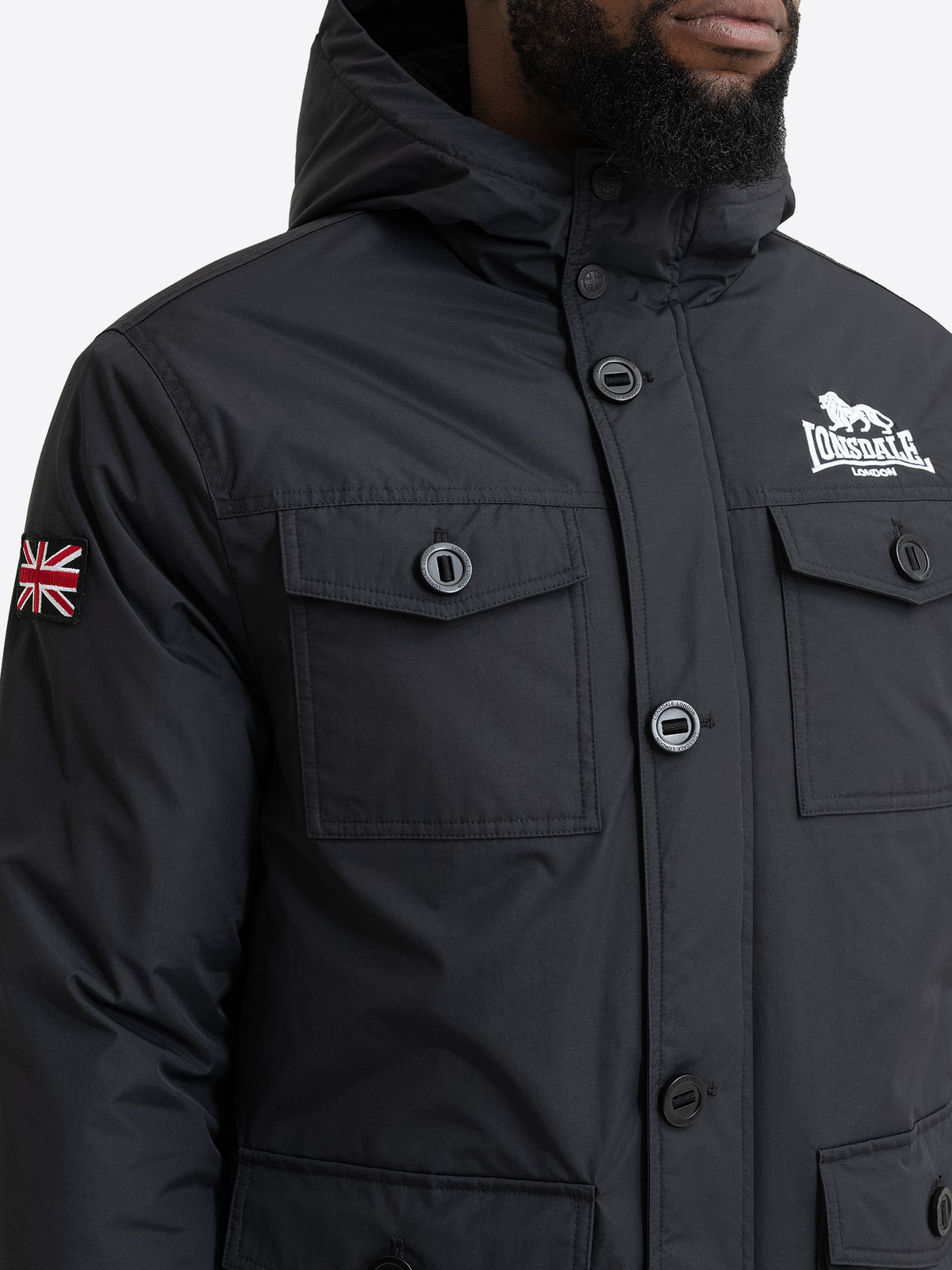 Detailansicht der schwarzen Lonsdale Herren Winterjacke mit Logo-Stickerei und Union-Jack-Patch