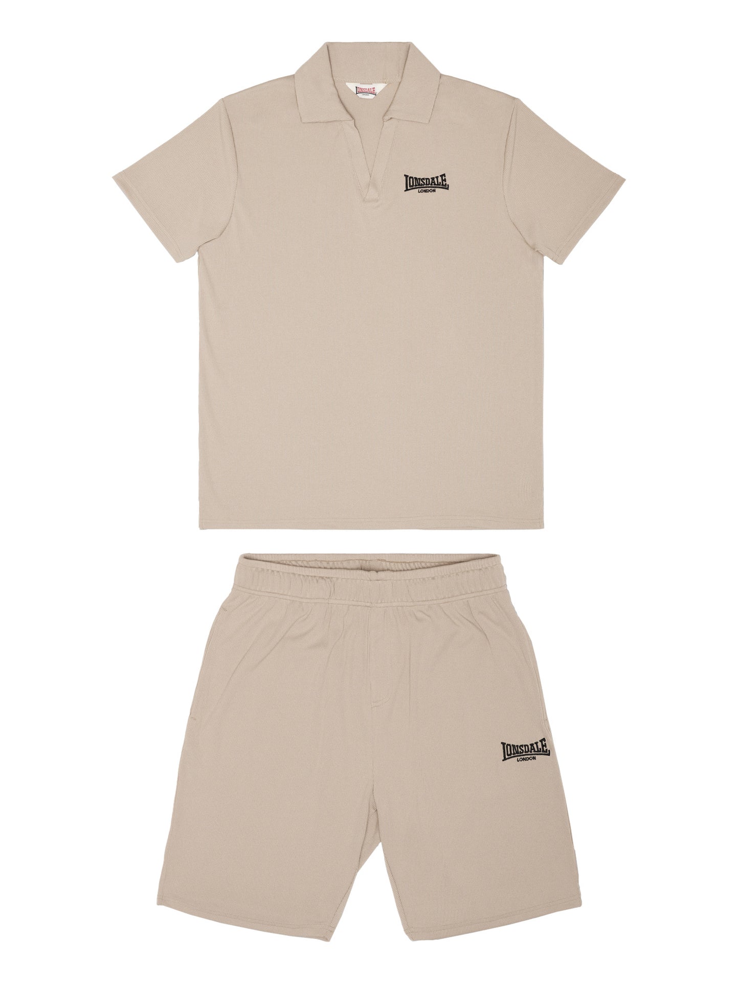 Beiges Lonsdale Herren-Set aus Poloshirt und Shorts. Normale Passform, gerippter Drop-Needle-Stoff mit Logo-Stickerei.