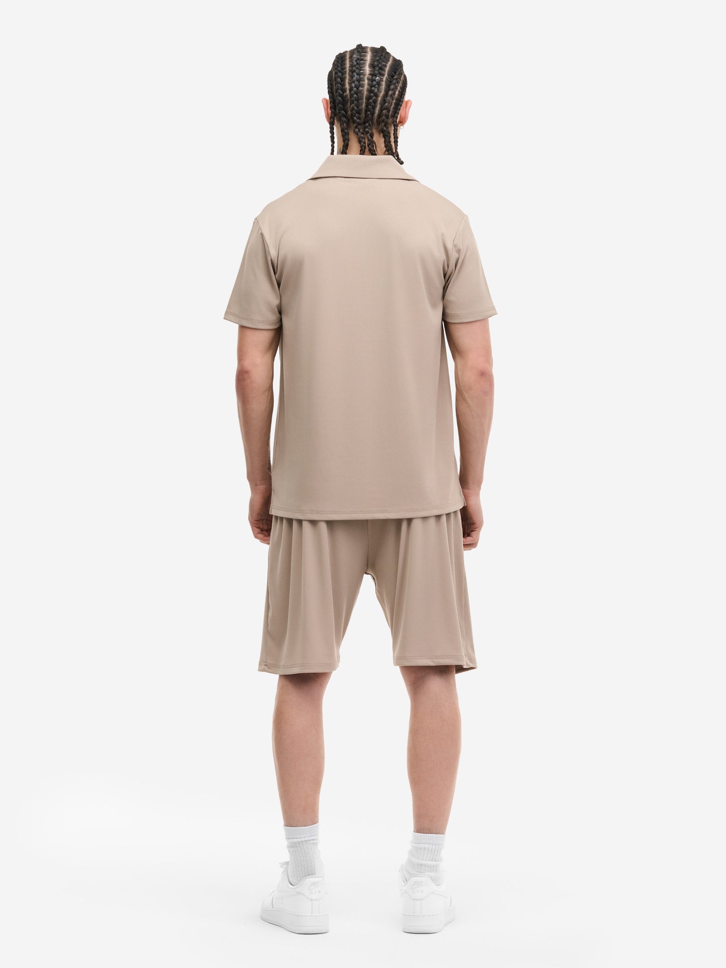 Rückseite des beigen Lonsdale Sets für Herren in Regular Fit. Fokus auf Schnitt und den weichen Rippstoff.