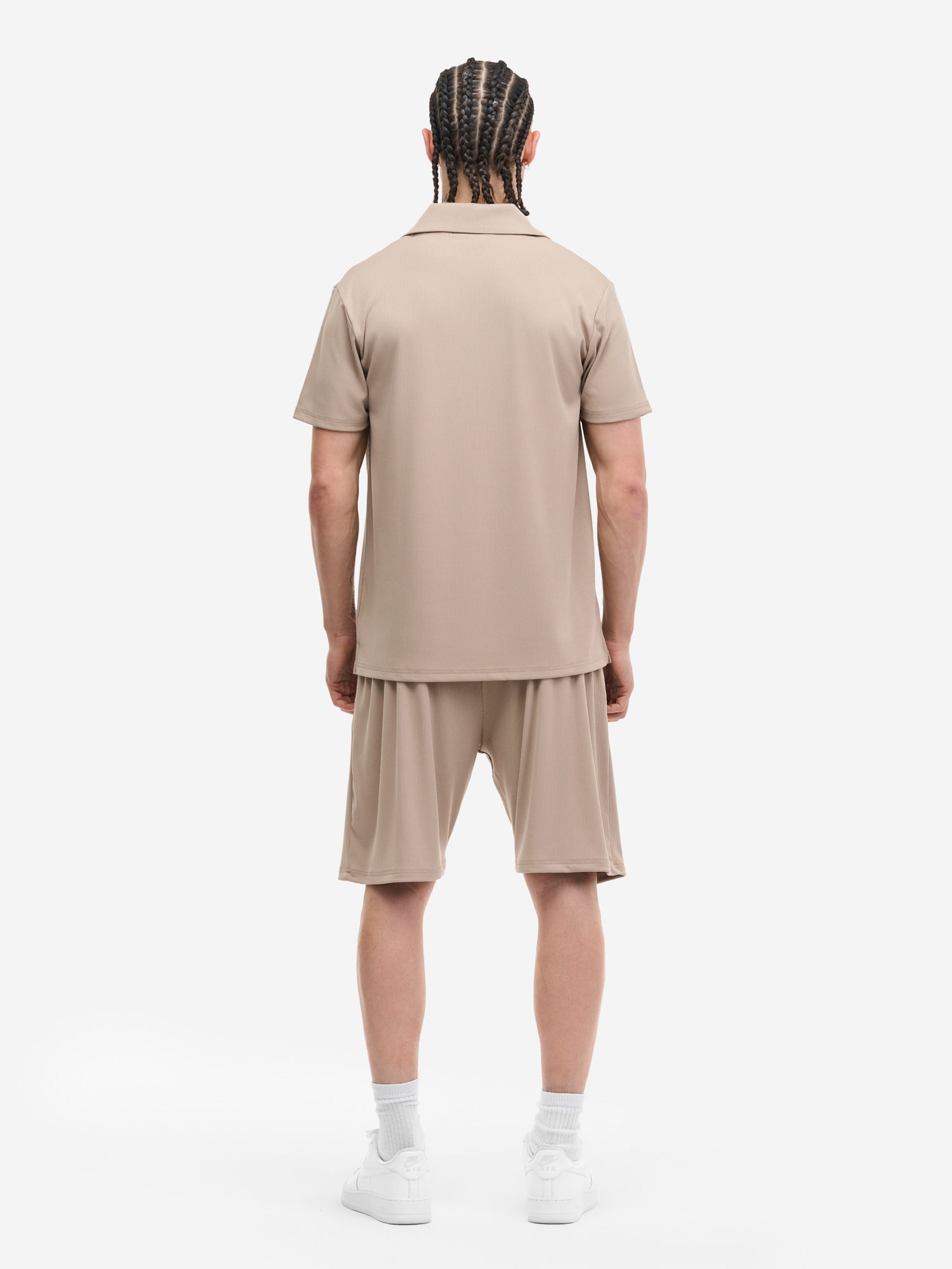 Rückseite des beigen Lonsdale Sets für Herren in Regular Fit. Fokus auf Schnitt und den weichen Rippstoff.