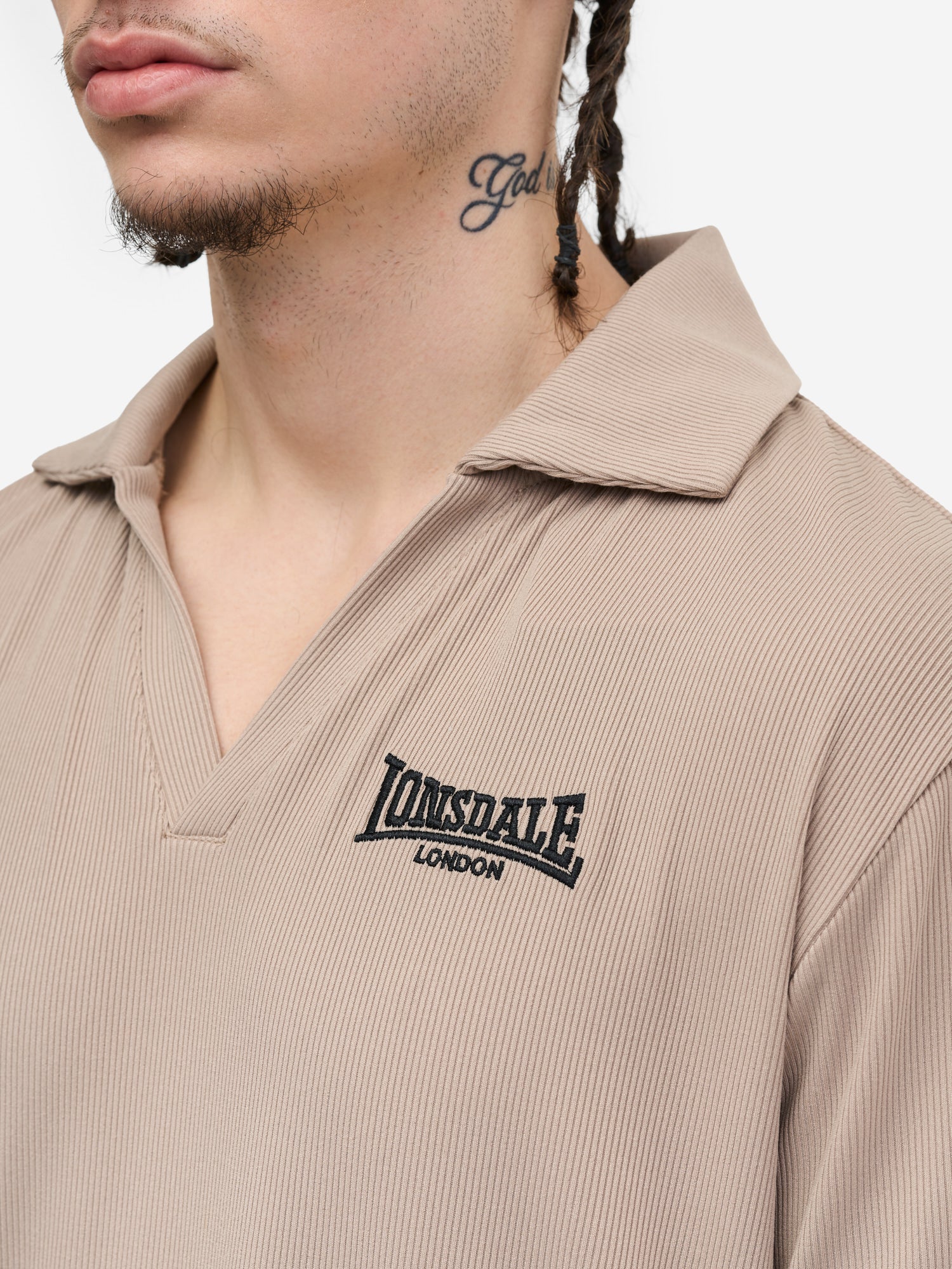 Beige Lonsdale Shorts mit seitlichen Taschen und kleiner Logo-Stickerei am linken Oberschenkel.