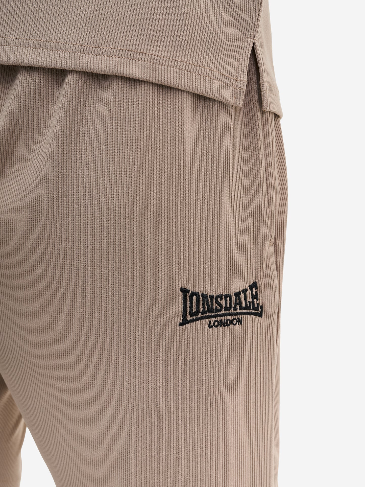 Beige Lonsdale Shorts mit seitlichen Taschen und kleiner Logo-Stickerei am linken Oberschenkel.