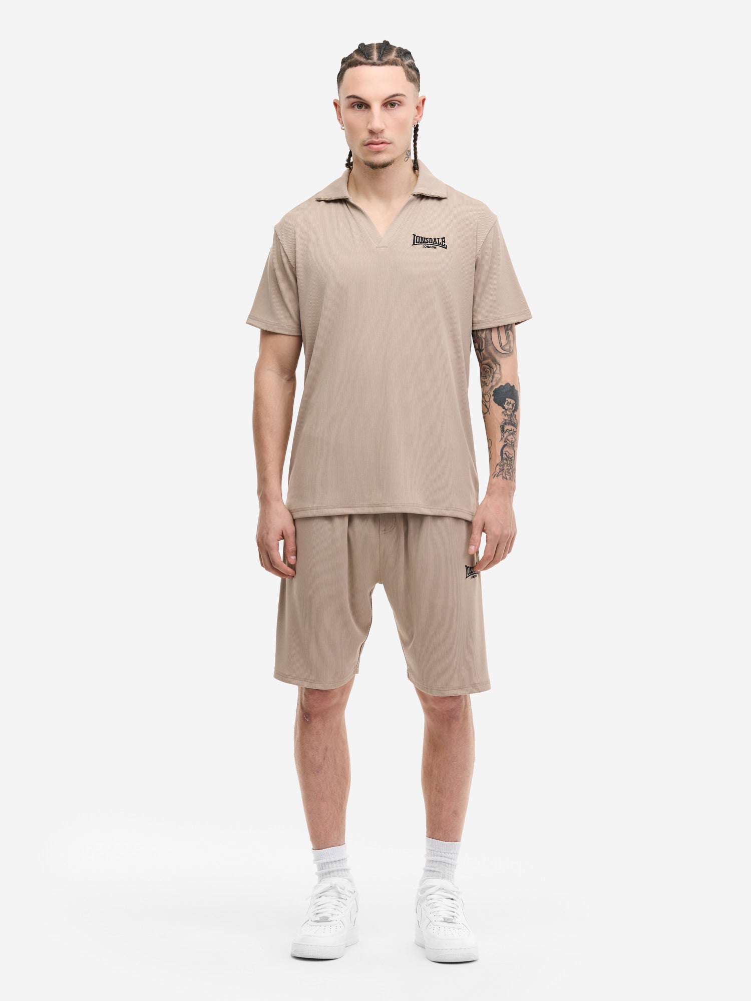 Beiges Lonsdale Herren-Set aus Poloshirt und Shorts. Normale Passform, gerippter Drop-Needle-Stoff mit Logo-Stickerei.