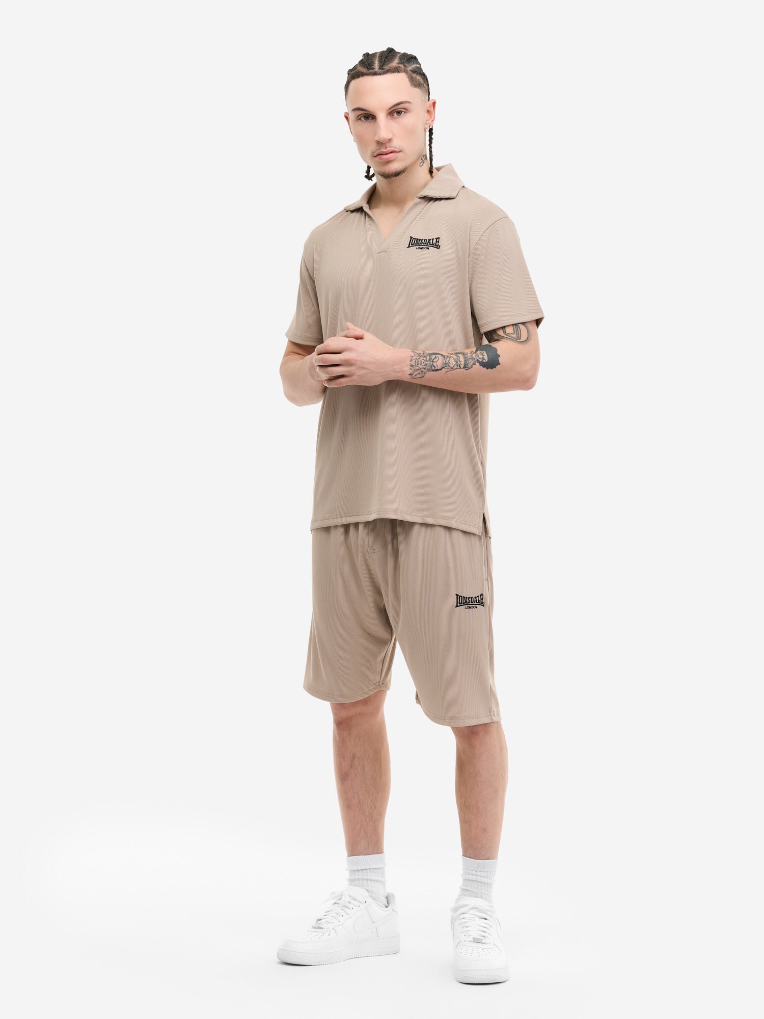 Beiges Lonsdale Herren-Set aus Poloshirt und Shorts. Normale Passform, gerippter Drop-Needle-Stoff mit Logo-Stickerei.