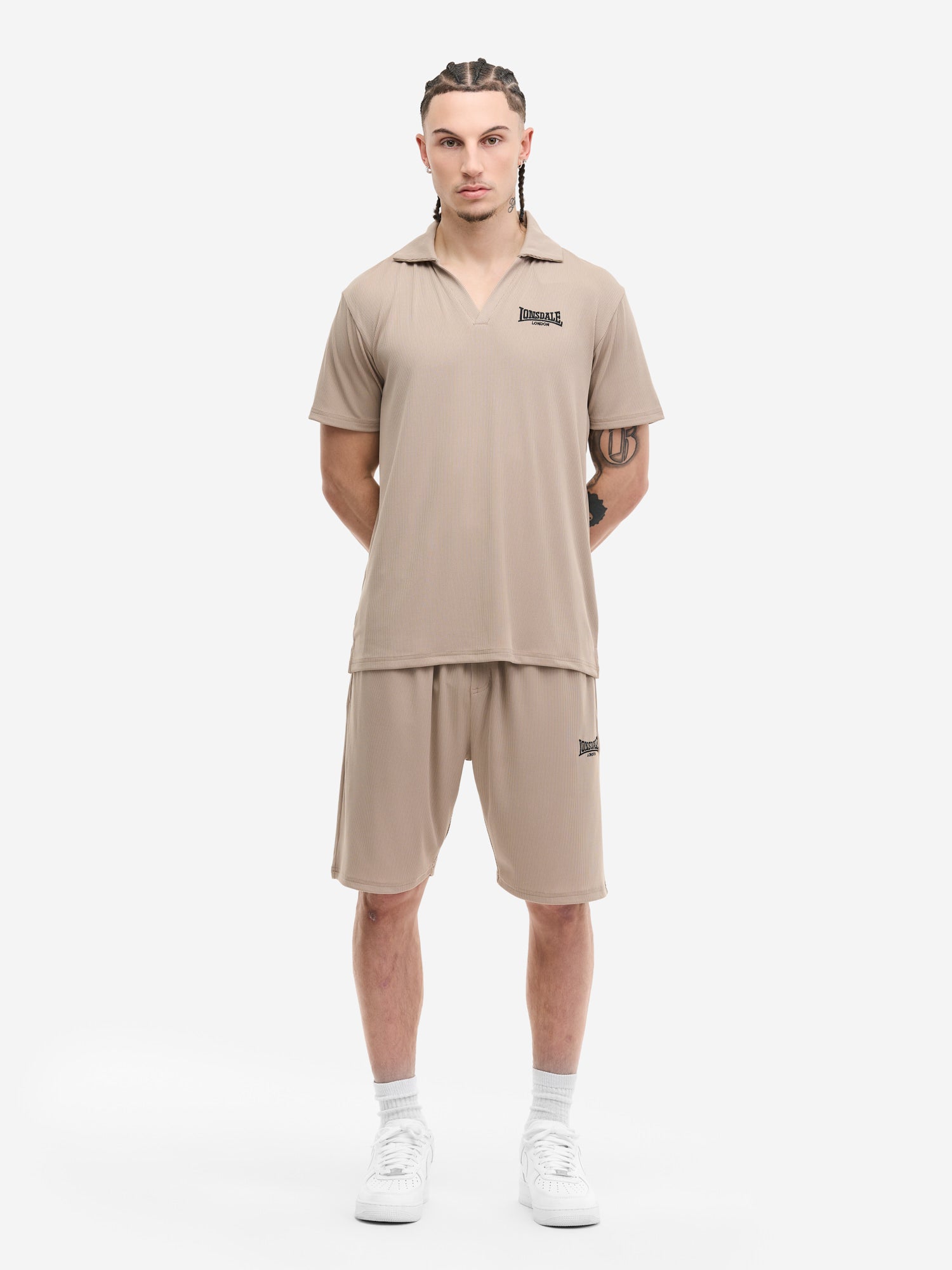 Beiges Lonsdale Herren-Set aus Poloshirt und Shorts. Normale Passform, gerippter Drop-Needle-Stoff mit Logo-Stickerei.