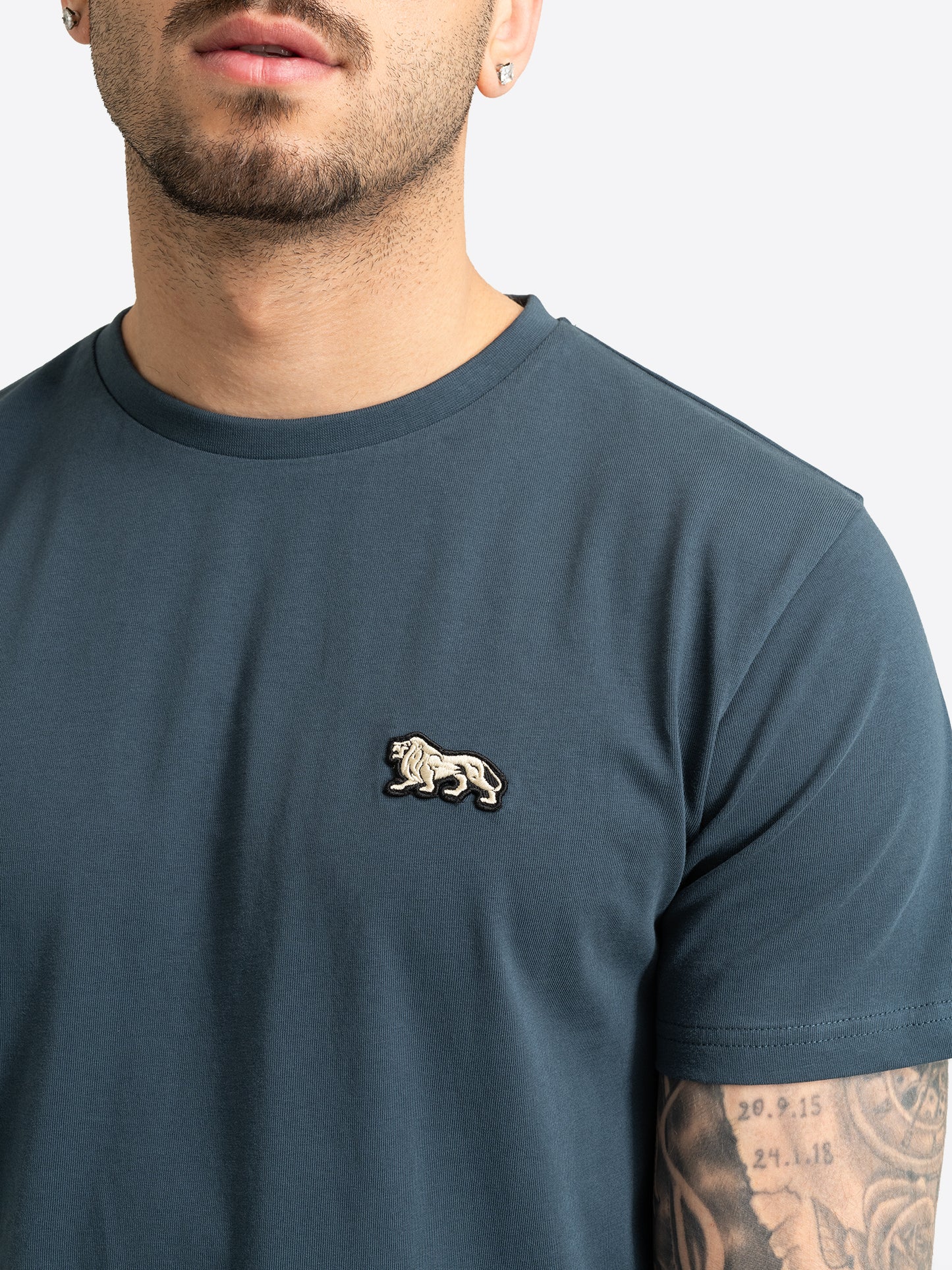  Lonsdale Herren T-Shirt blau orion blue mit kleinem Löwen-Logo auf der Brust.