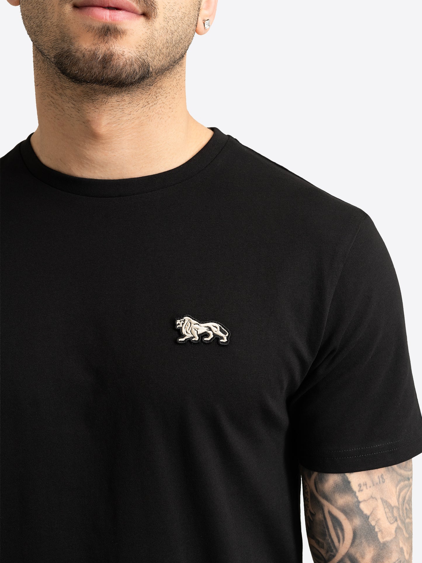 Lonsdale London Herren T-Shirt schwarz mit kleinem Löwen-Logo auf der Brust.