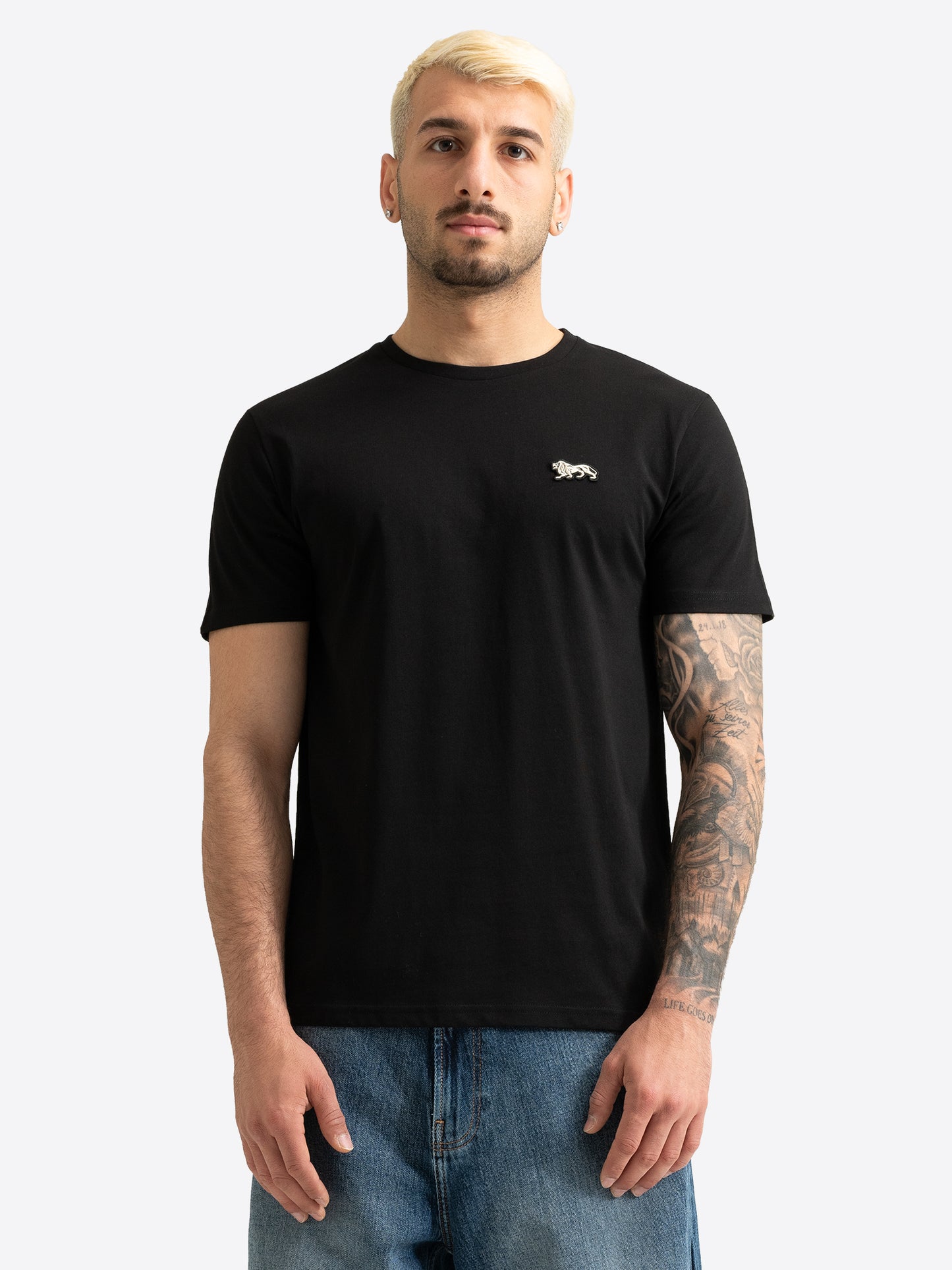 Lonsdale London Herren T-Shirt schwarz mit kleinem Löwen-Logo auf der Brust.