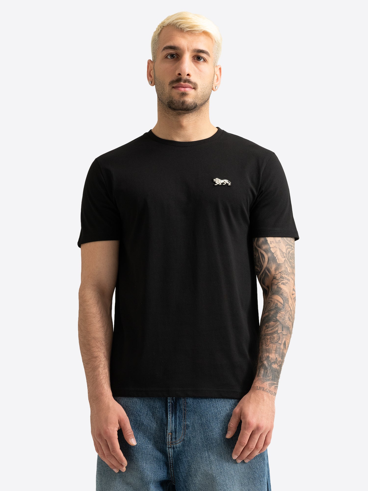 Lonsdale London Herren T-Shirt schwarz mit kleinem Löwen-Logo auf der Brust.