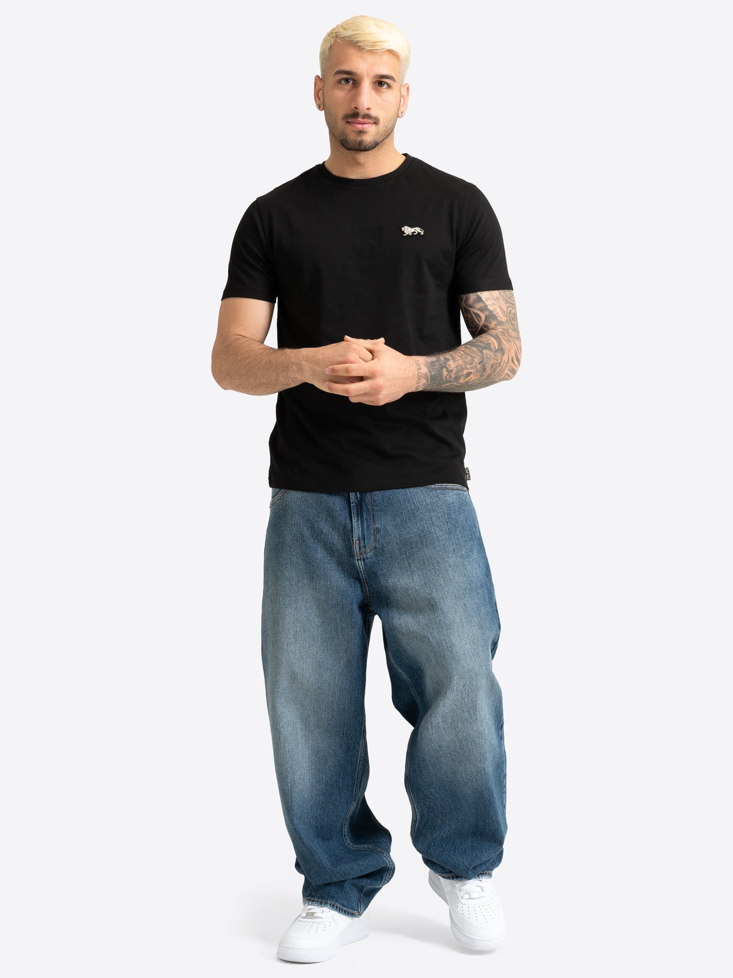 Lonsdale London Herren T-Shirt schwarz mit kleinem Löwen-Logo auf der Brust.