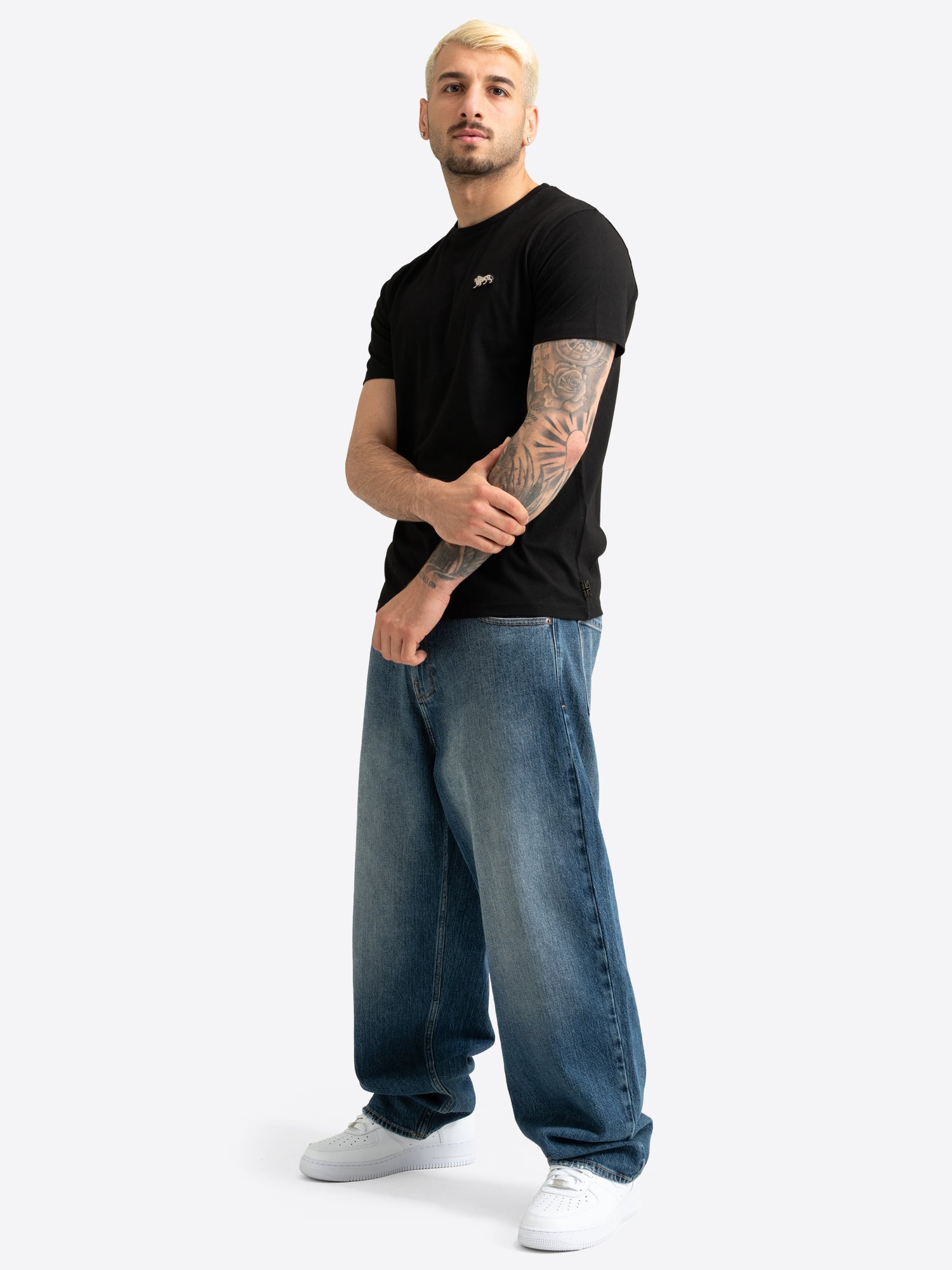 Lonsdale London Herren T-Shirt schwarz mit kleinem Löwen-Logo auf der Brust.