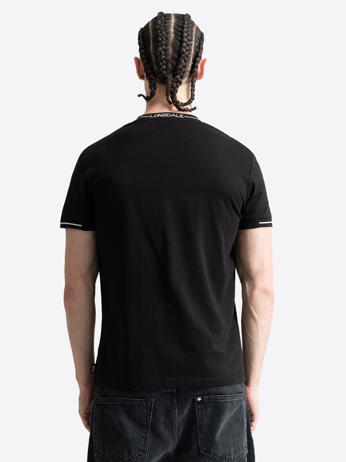 Rückseite des schwarzen Lonsdale Herren T-Shirts mit zweifarbigen Rippbündchen am Halsausschnitt.