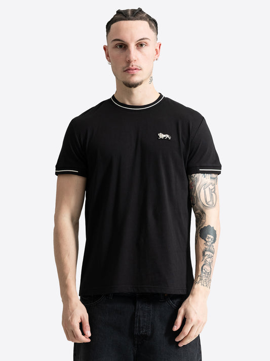 Schwarzes Lonsdale Herren T-Shirt in normaler Passform mit Löwen-Badge auf der Brust von vorne.