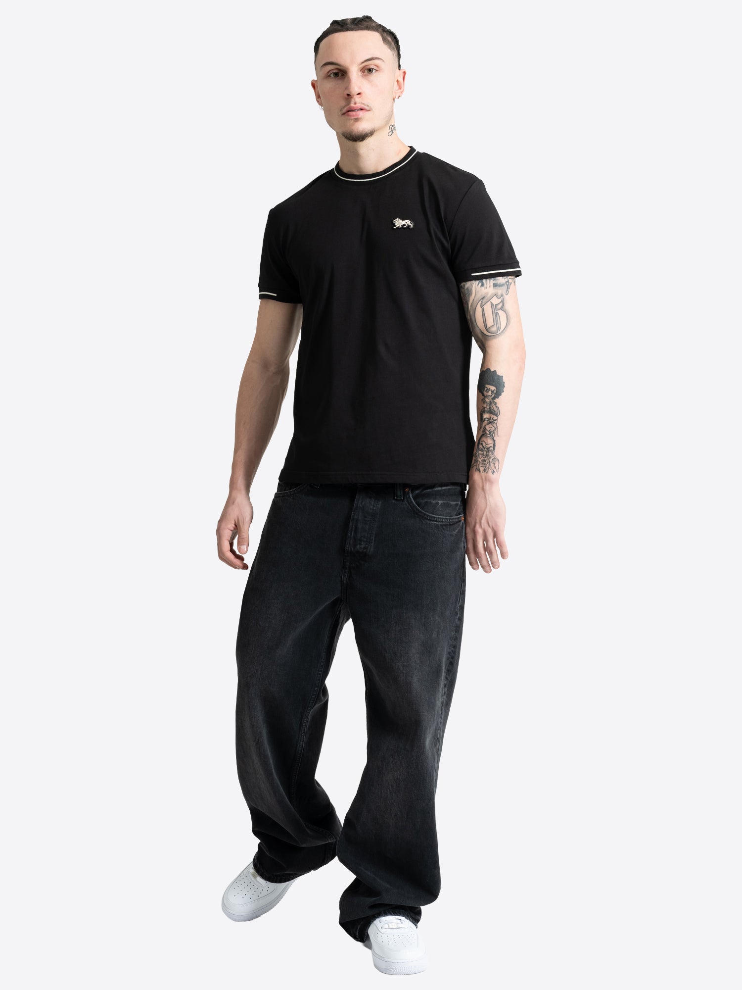 Schwarzes Lonsdale Herren T-Shirt in normaler Passform mit Löwen-Badge auf der Brust von vorne.