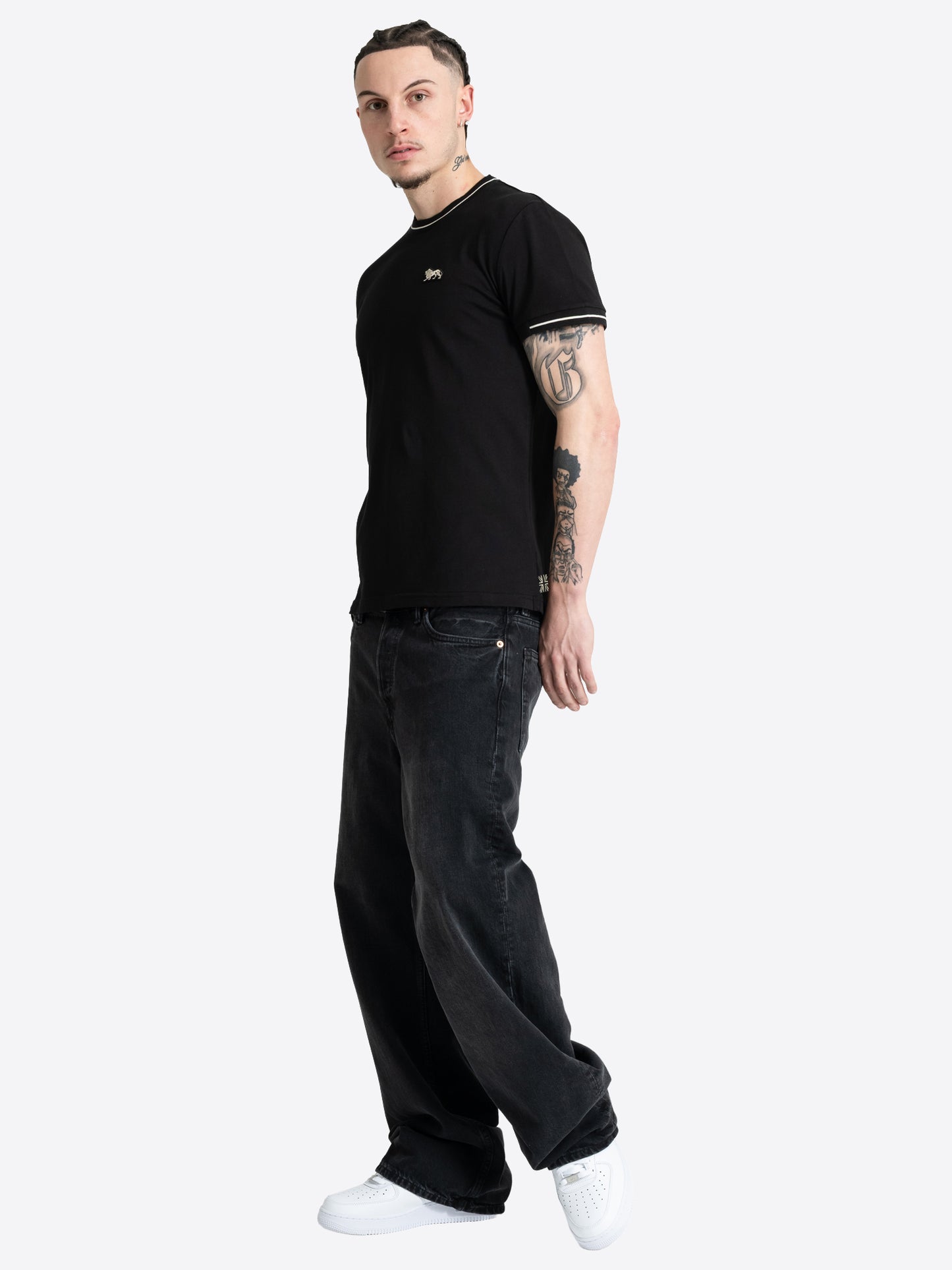 Schwarzes Lonsdale Herren T-Shirt in normaler Passform mit Löwen-Badge auf der Brust von vorne.