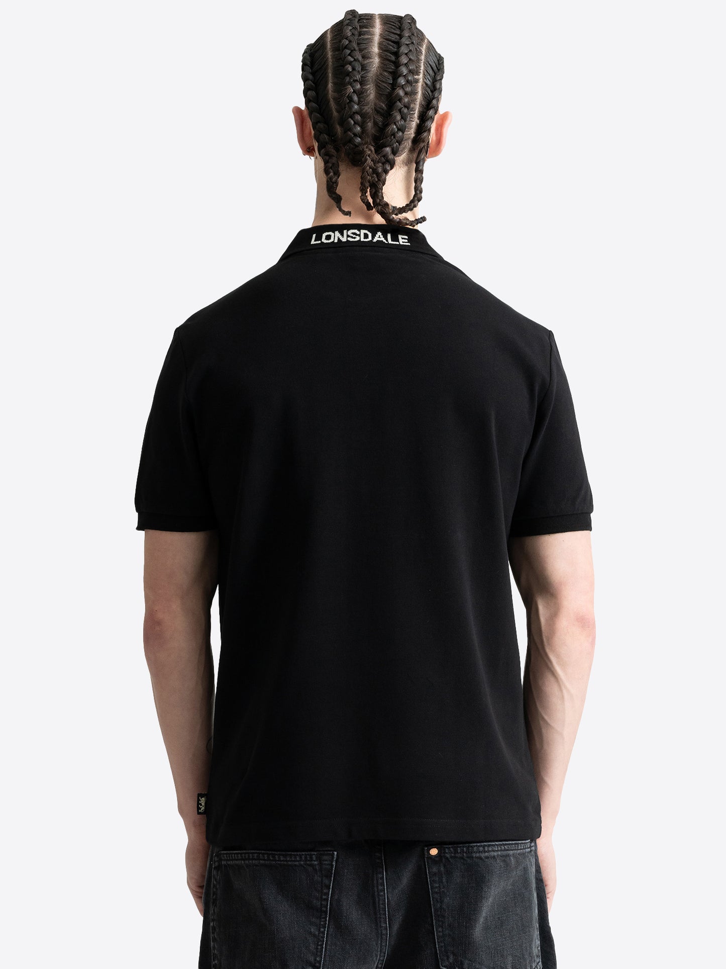 Rückansicht des schwarzen Lonsdale Herren-Poloshirts aus Piqué-Stoff.