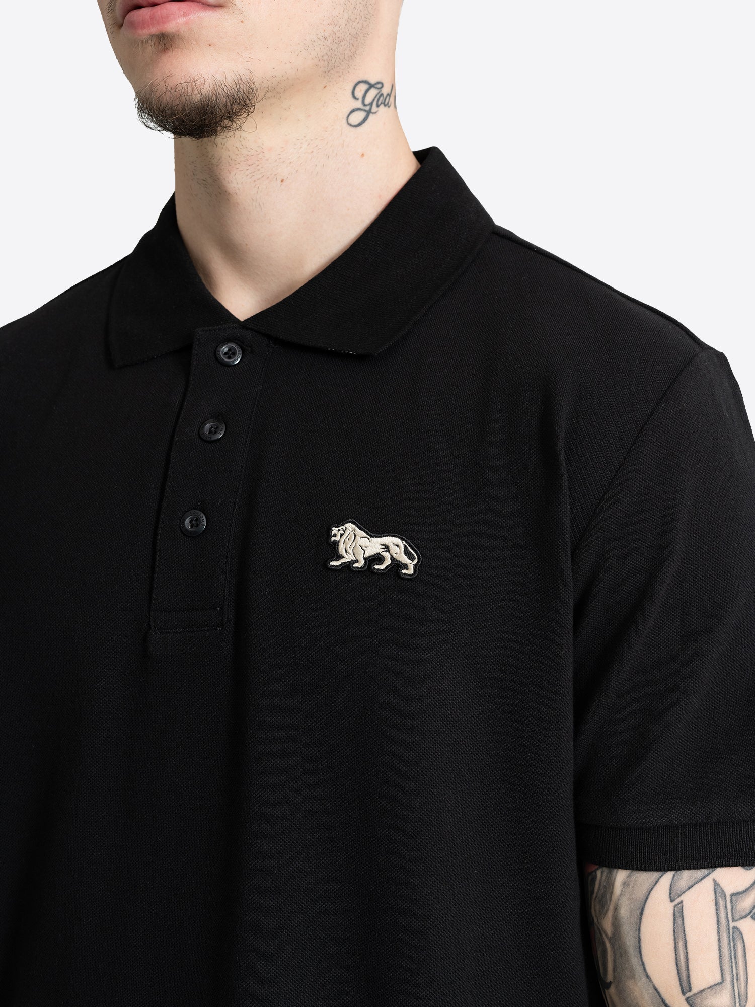Schwarzes Lonsdale Herren Poloshirt mit weissem Löwen-Logo auf der Brust.
