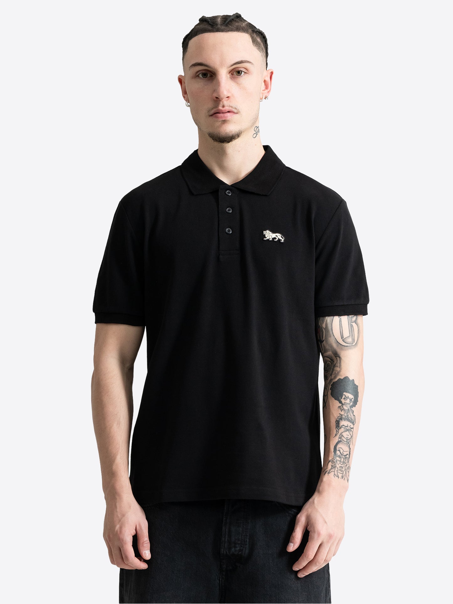 Schwarzes Lonsdale Herren Poloshirt mit weissem Löwen-Logo auf der Brust.
