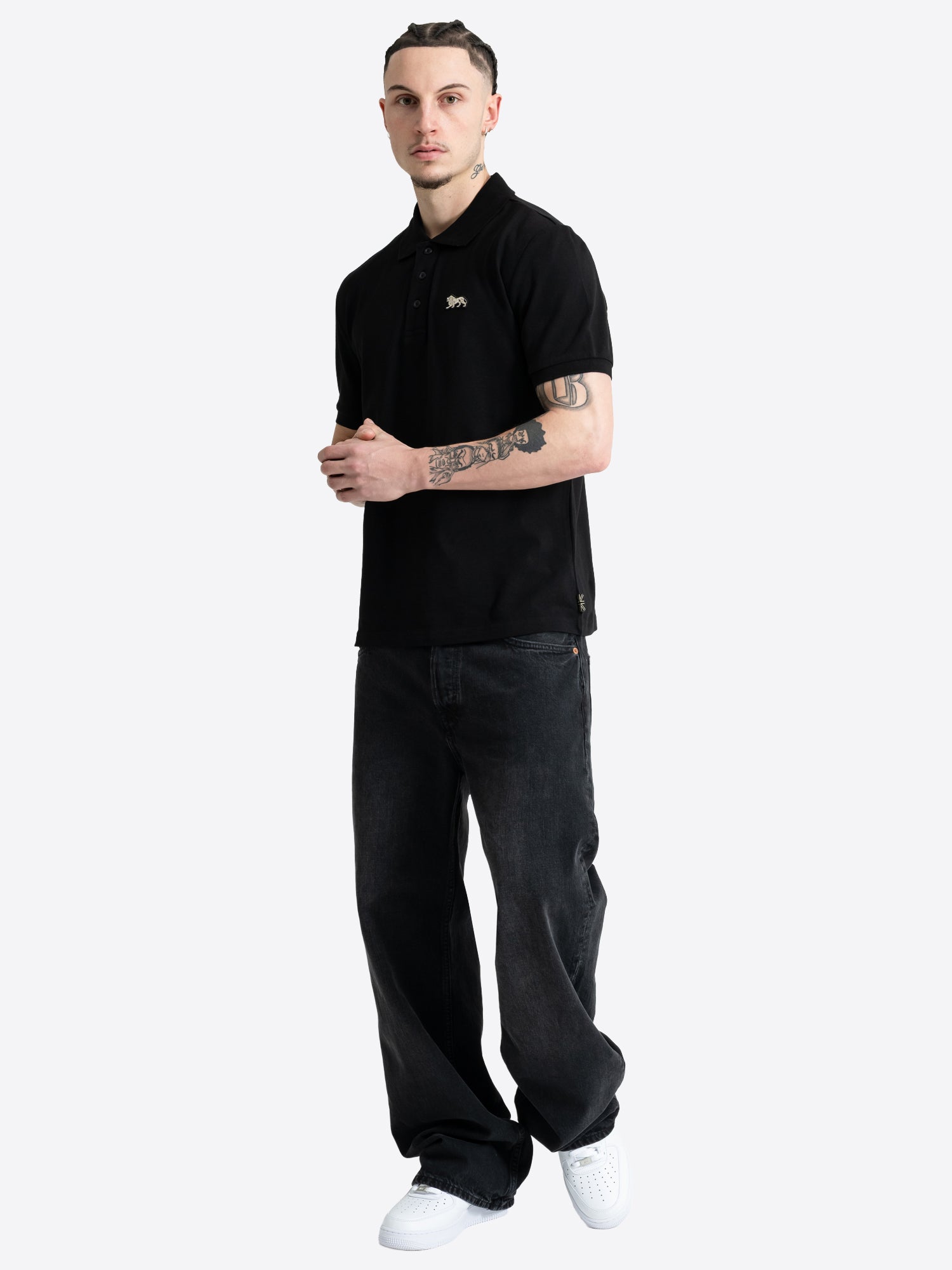 Schwarzes Lonsdale Herren Poloshirt mit weissem Löwen-Logo auf der Brust.
