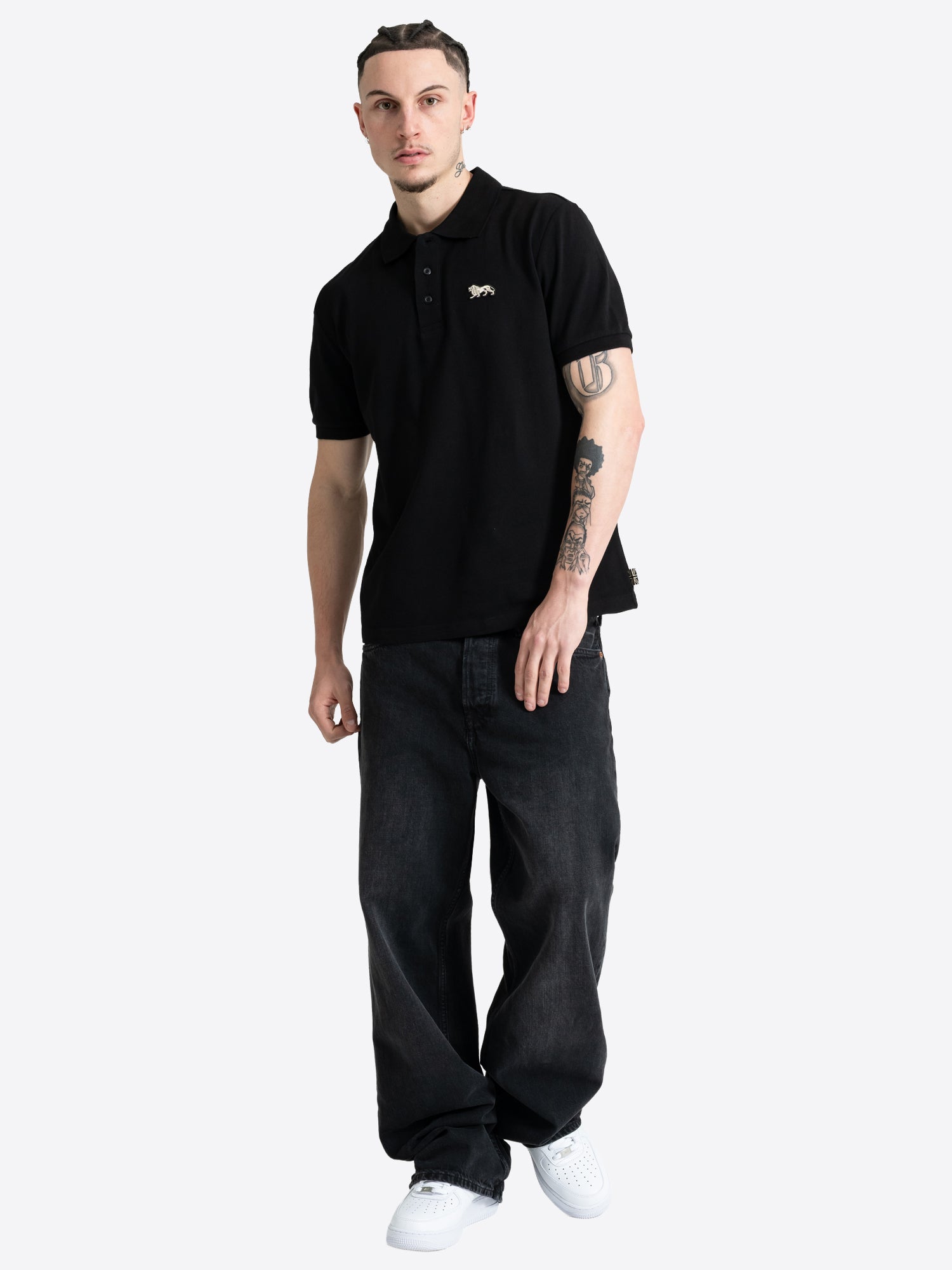 Schwarzes Lonsdale Herren Poloshirt mit weissem Löwen-Logo auf der Brust.
