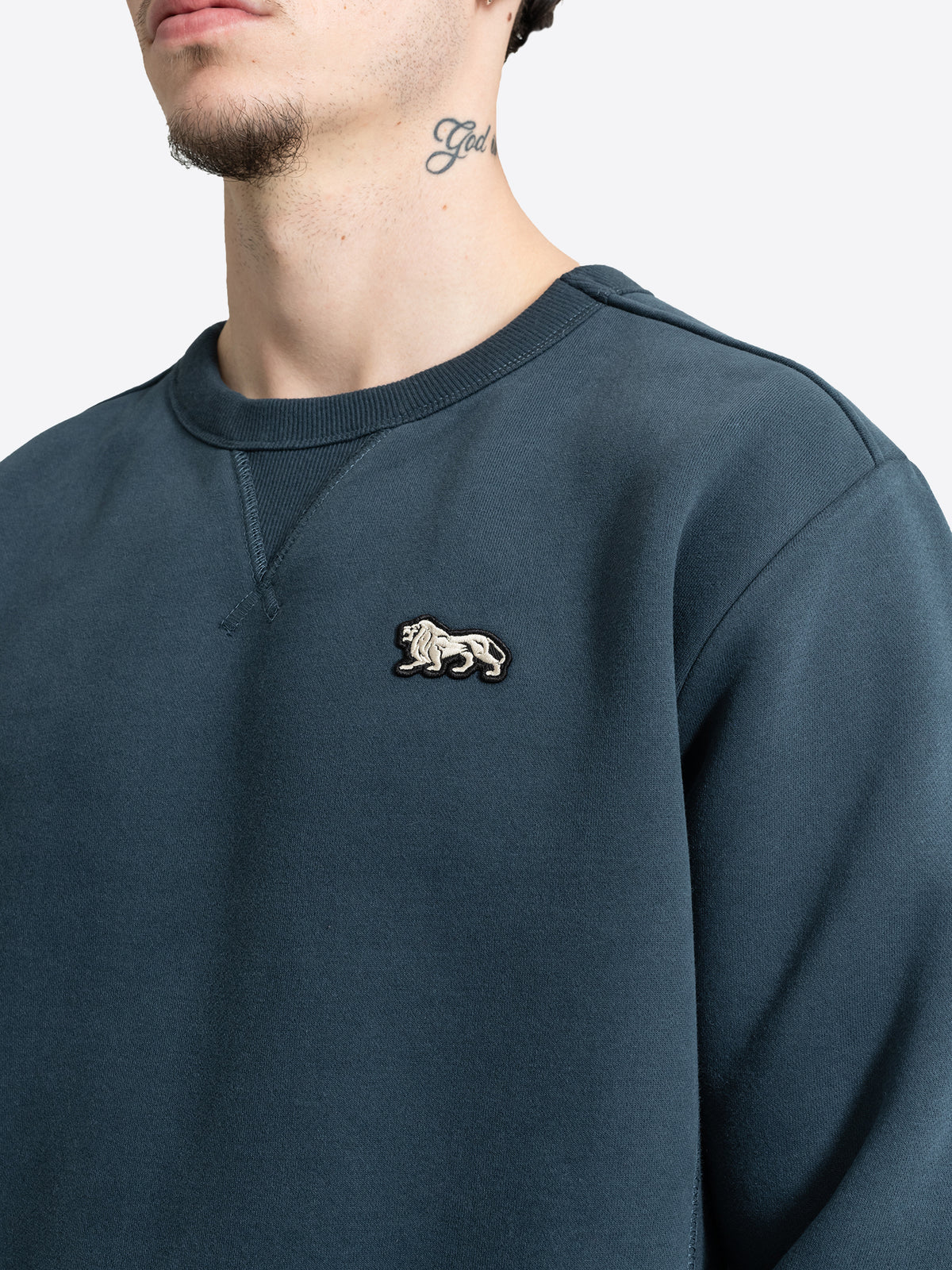 Lonsdale Herren Sweatshirt in Blau mit Rundhalsausschnitt und Löwen-Badge.