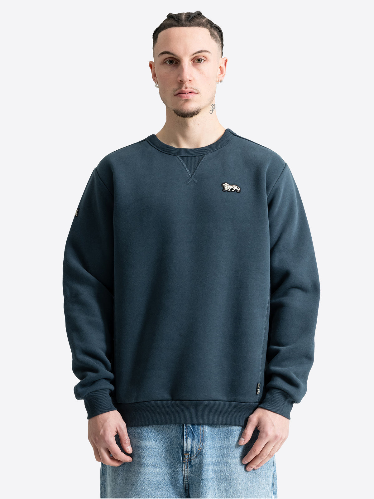 Lonsdale Herren Sweatshirt in Blau mit Rundhalsausschnitt und Löwen-Badge.