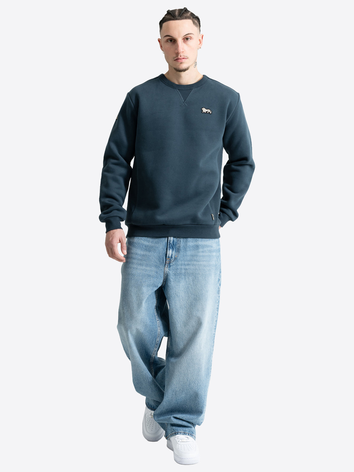 Lonsdale Herren Sweatshirt in Blau mit Rundhalsausschnitt und Löwen-Badge.