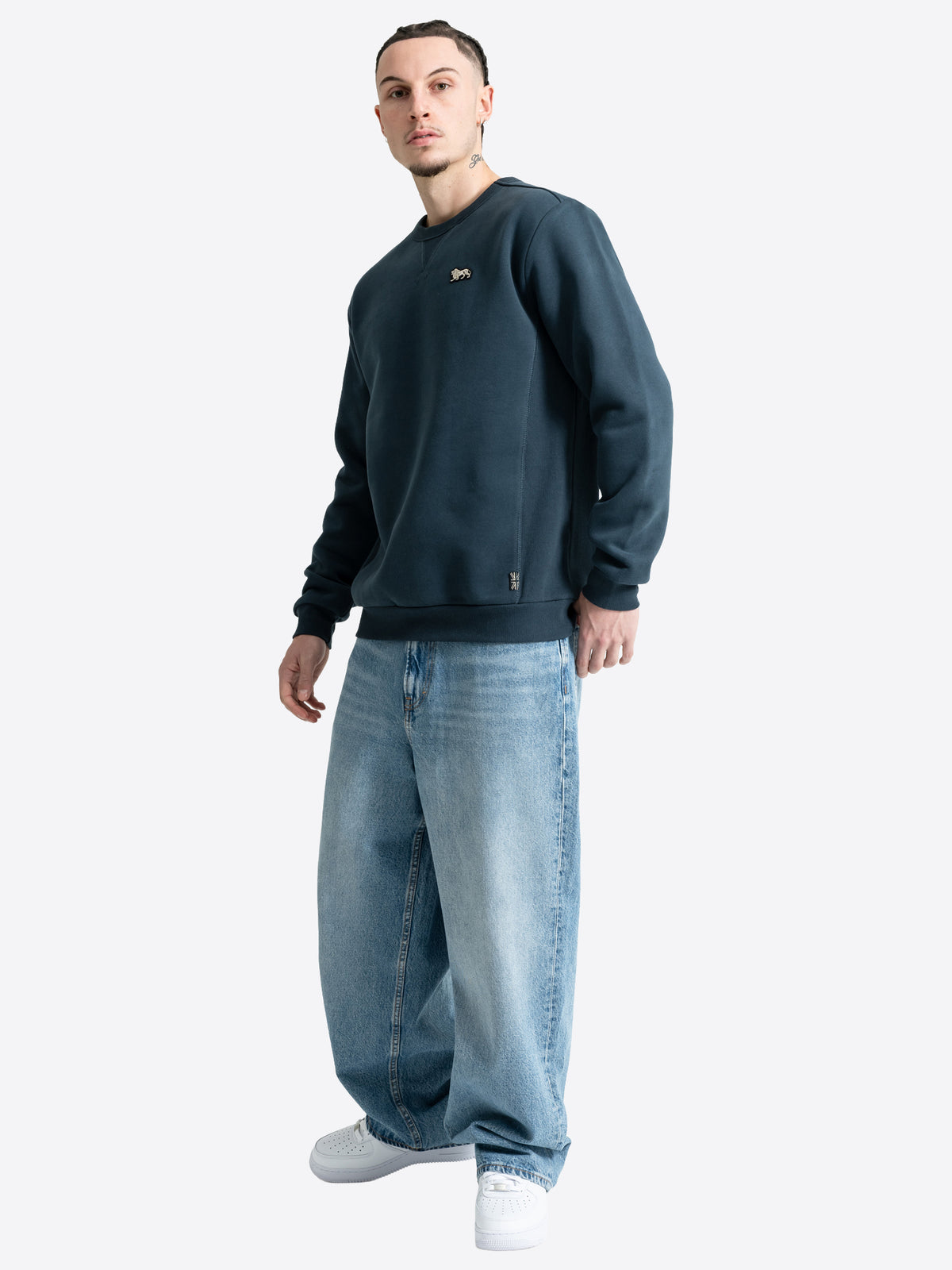 Lonsdale Herren Sweatshirt in Blau mit Rundhalsausschnitt und Löwen-Badge.