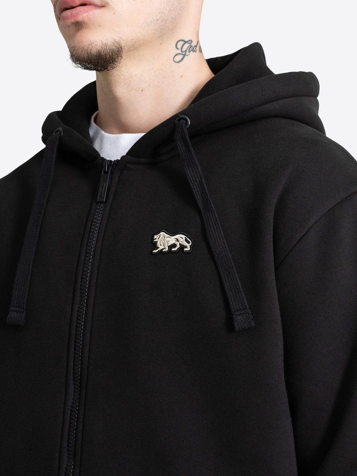 Nahaufnahme der Lonsdale Herren-Kapuzensweatjacke in Schwarz mit dem kleinen Löwen-Badge auf der Brust