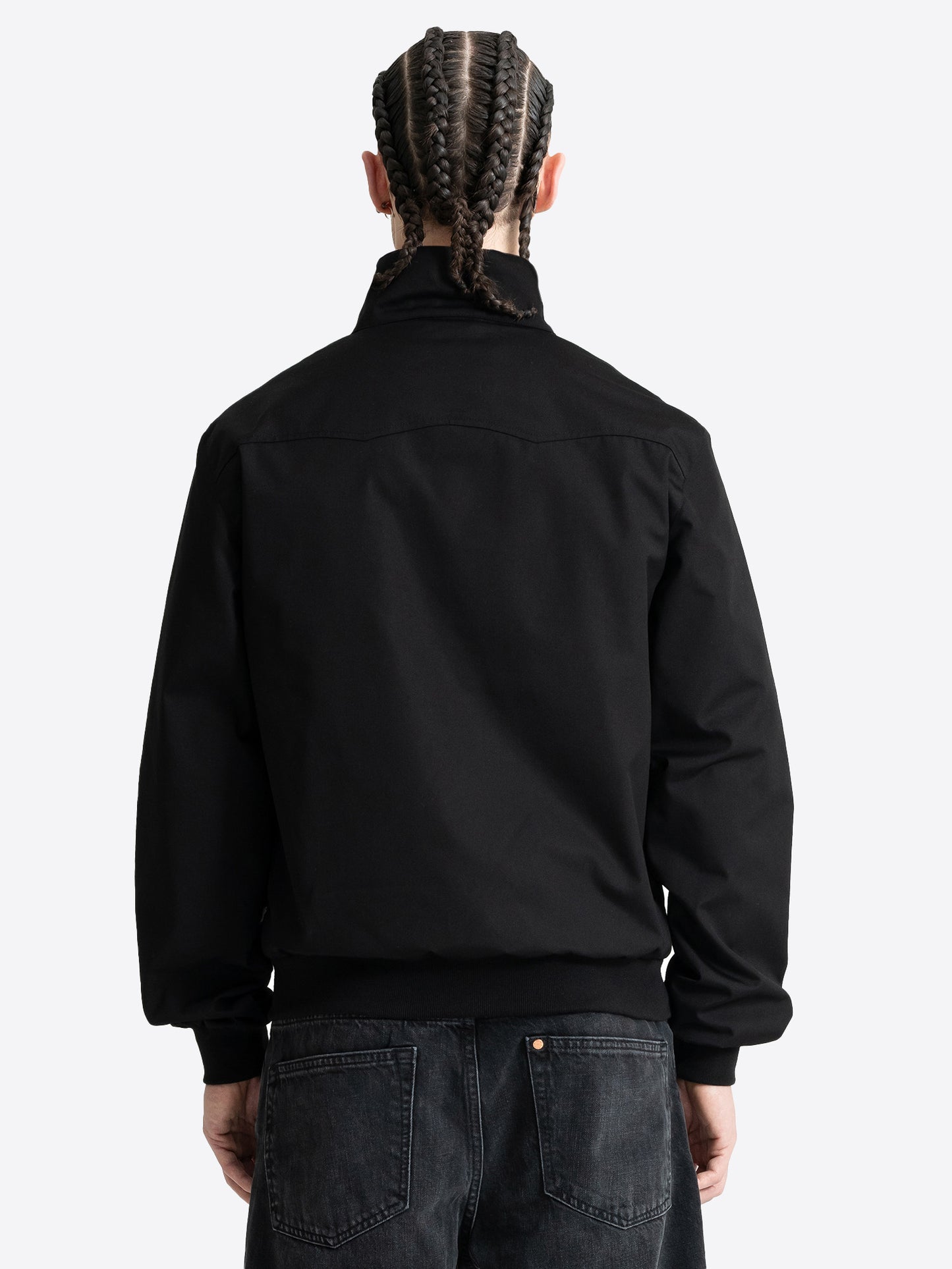Rückansicht der schwarzen Lonsdale Jacke für Herren mit sportlicher Silhouette in schmaler Passform