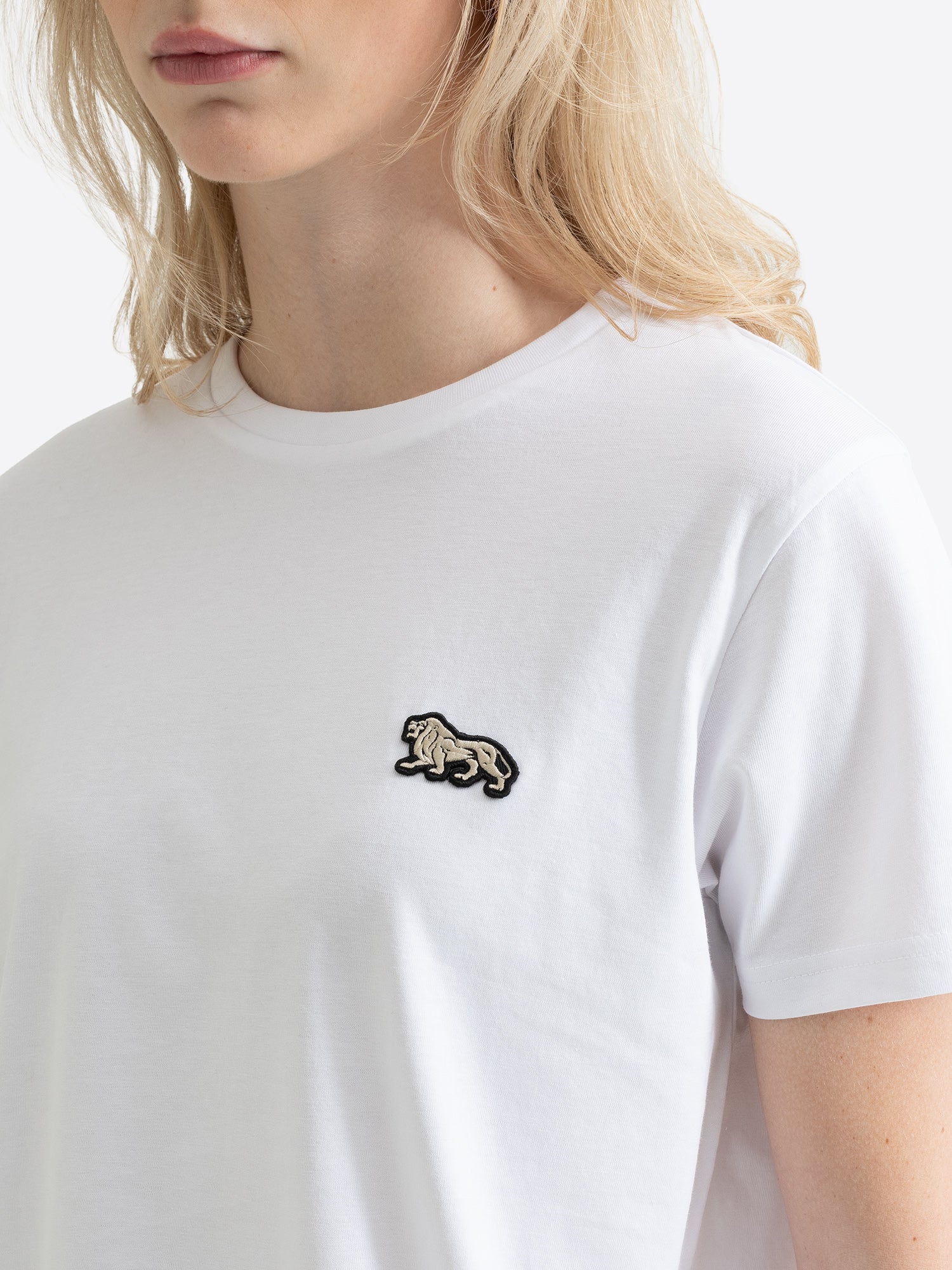 Vorderansicht vom weissen Lonsdale Damen-T-Shirt mit gesticktem Löwen-Logo auf der Brust.