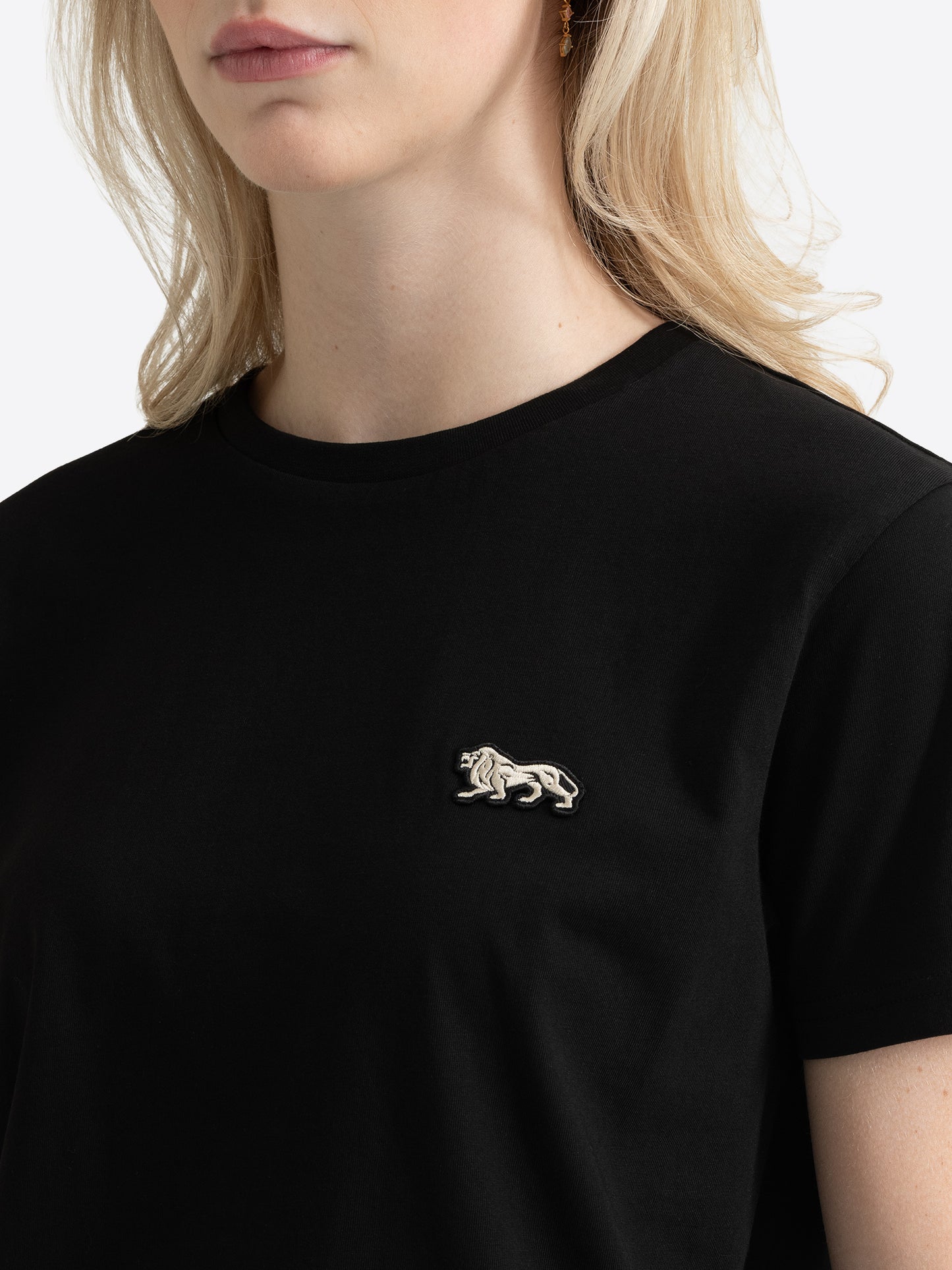 Lonsdale Damen T-Shirt Schwarz – Detailansicht mit dem markanten gestickten Löwen-Badge auf der Brust.