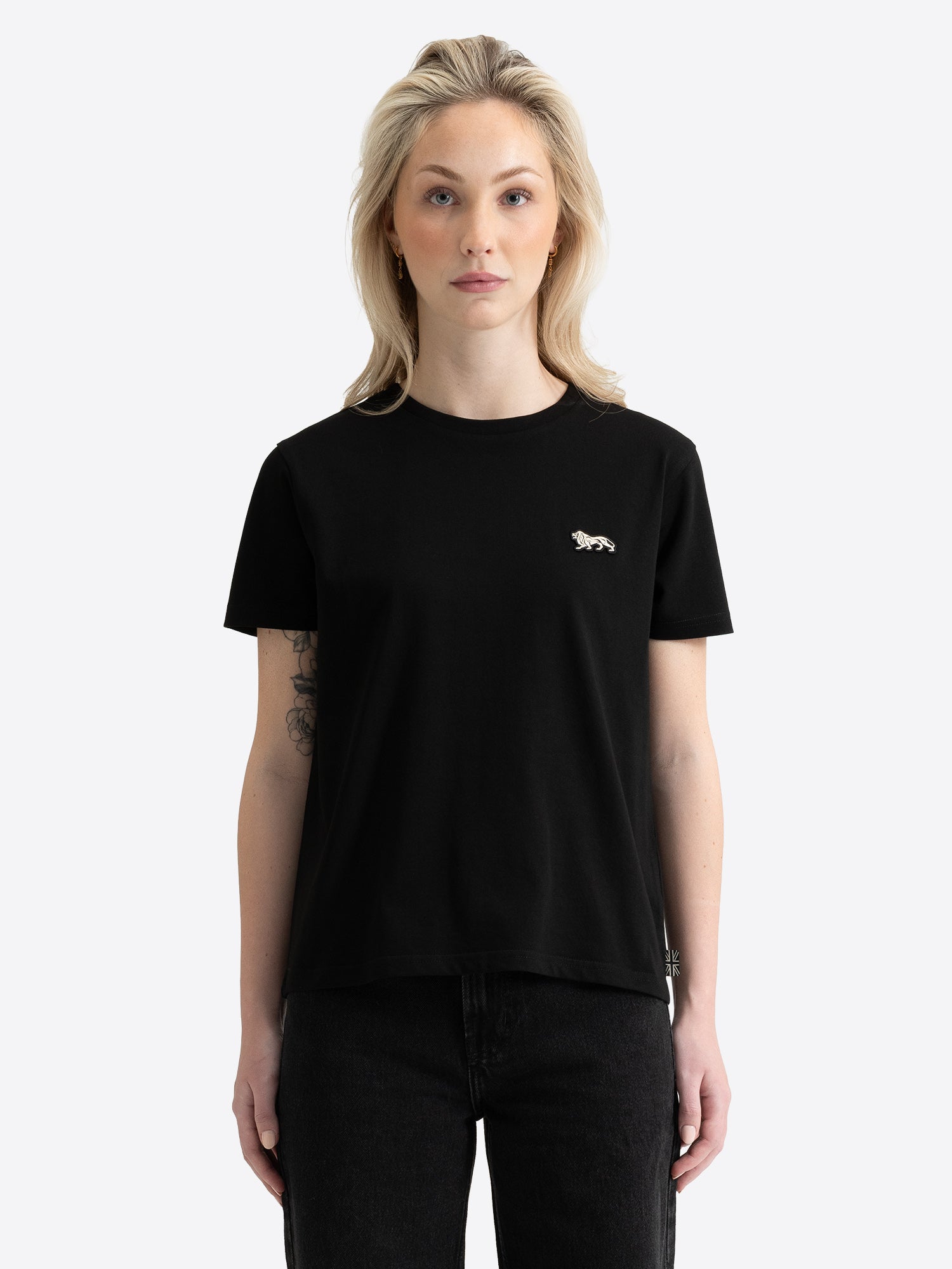 Lonsdale Damen T-Shirt Schwarz – Detailansicht mit dem markanten gestickten Löwen-Badge auf der Brust.