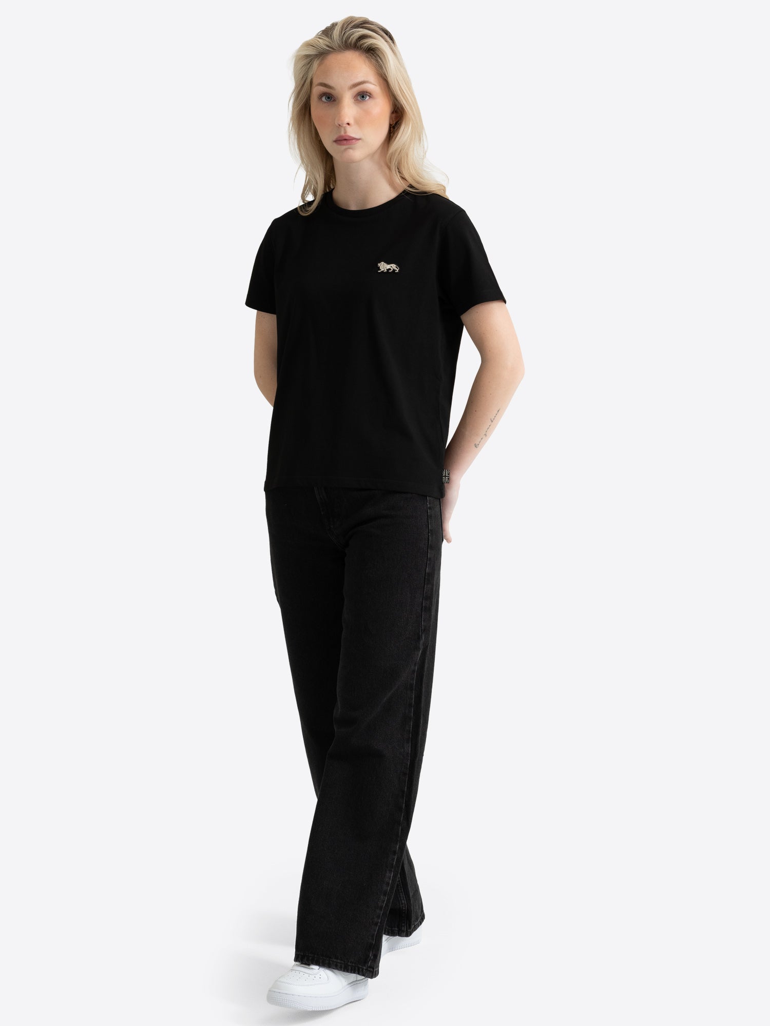 Lonsdale Damen T-Shirt Schwarz – Klassische Baumwoll-Trainingshose mit kleinem Löwen-Badge.