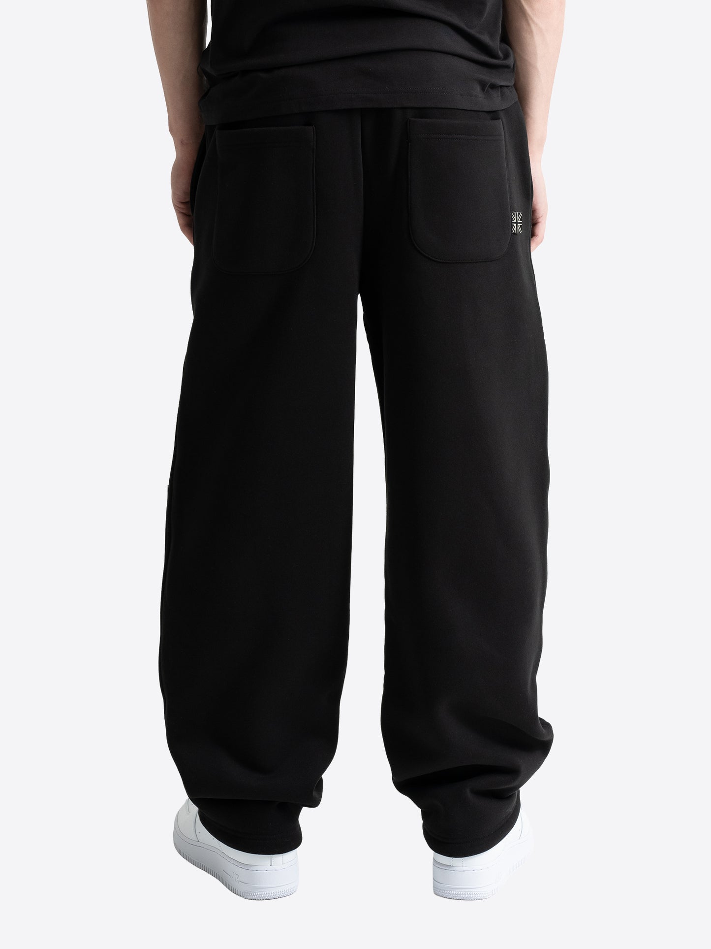 Schwarze Lonsdale Herren-Sporthose von hinten mit zwei Gesässtaschen und Union Jack Label online bestellen Schweiz.